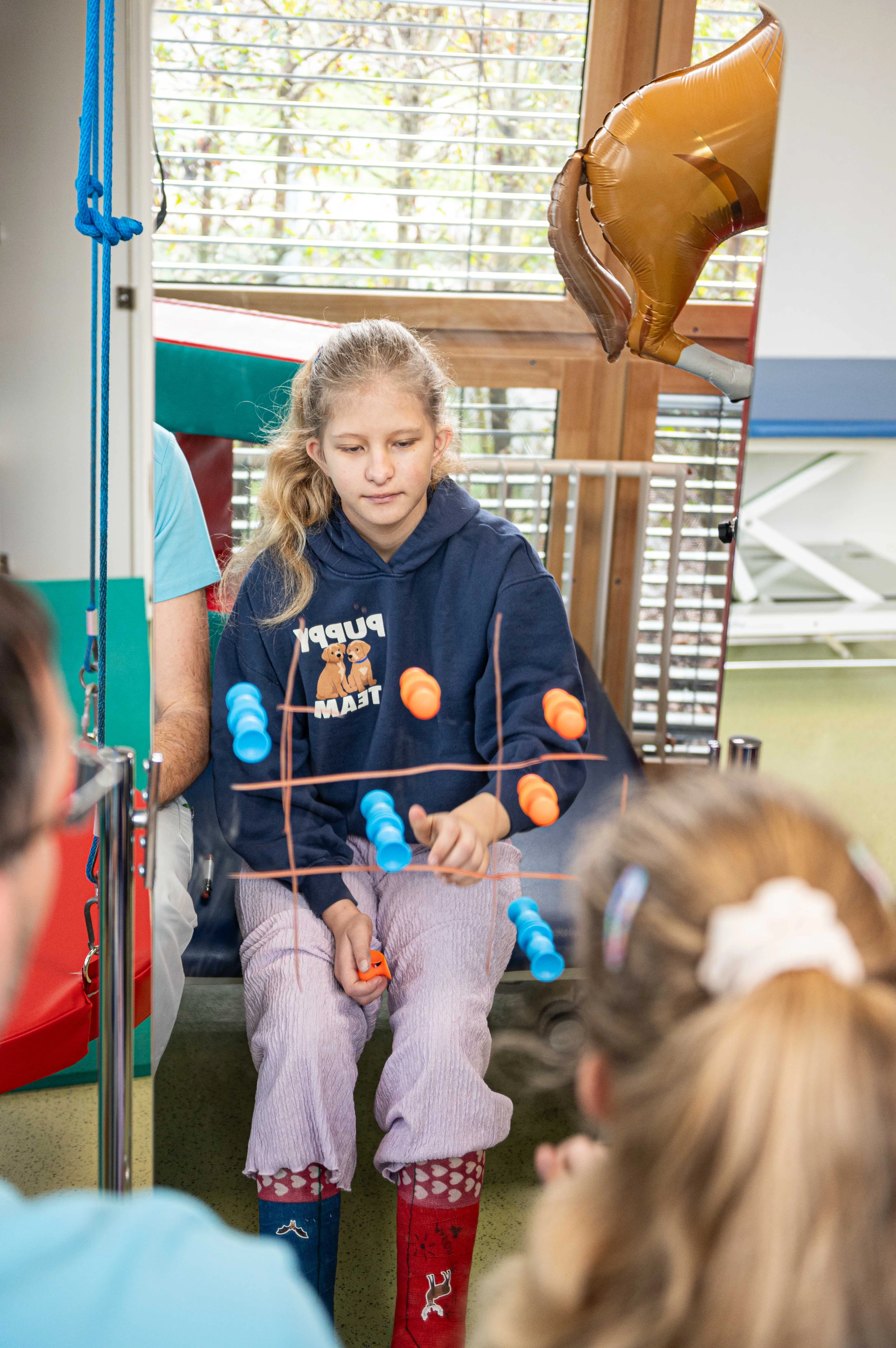 Patientin Tabitha bei Physiotherapie in der Kinder-Reha Schweiz