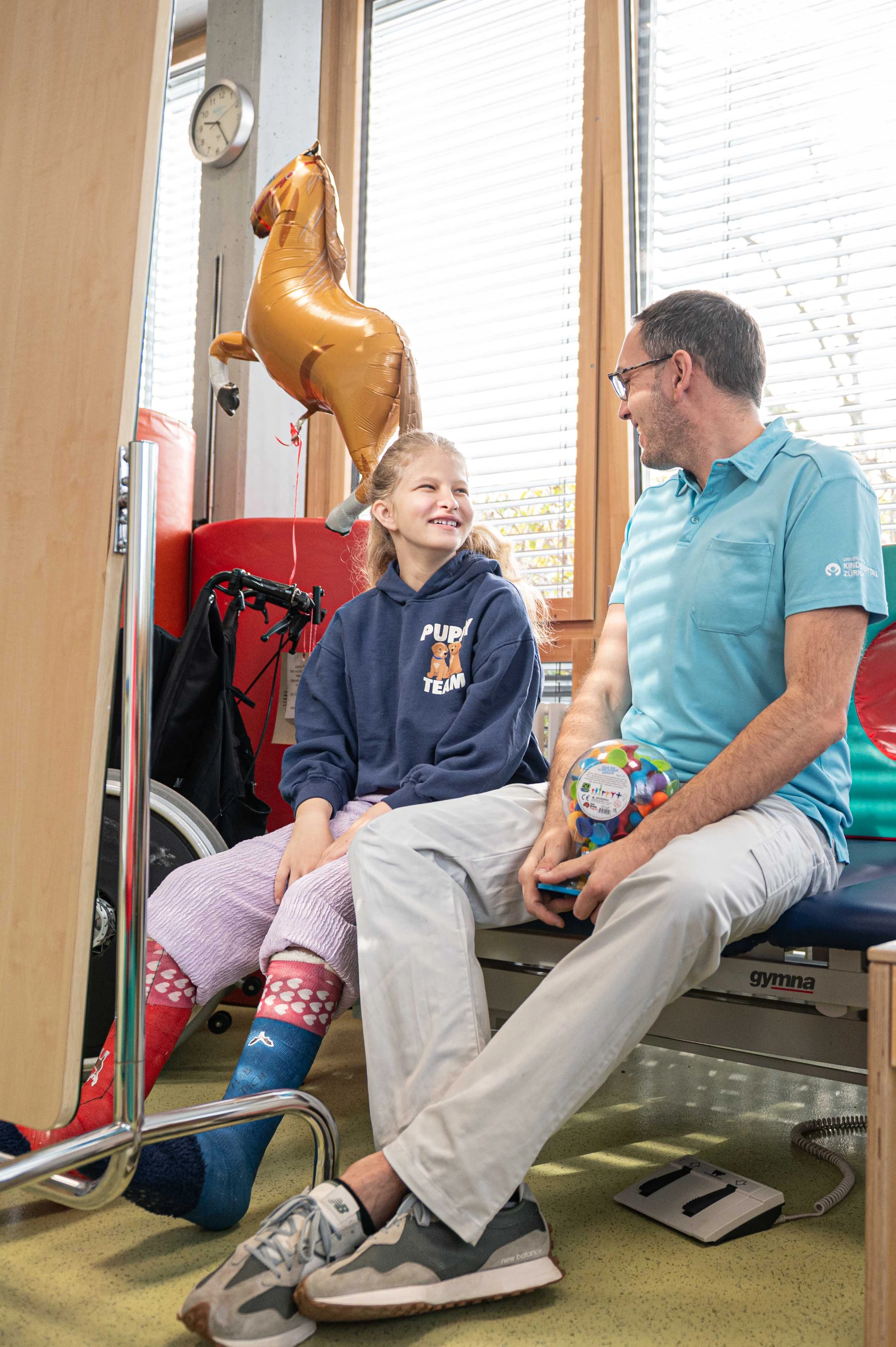 Patientin Tabitha bei Physiotherapie in der Kinder-Reha Schweiz