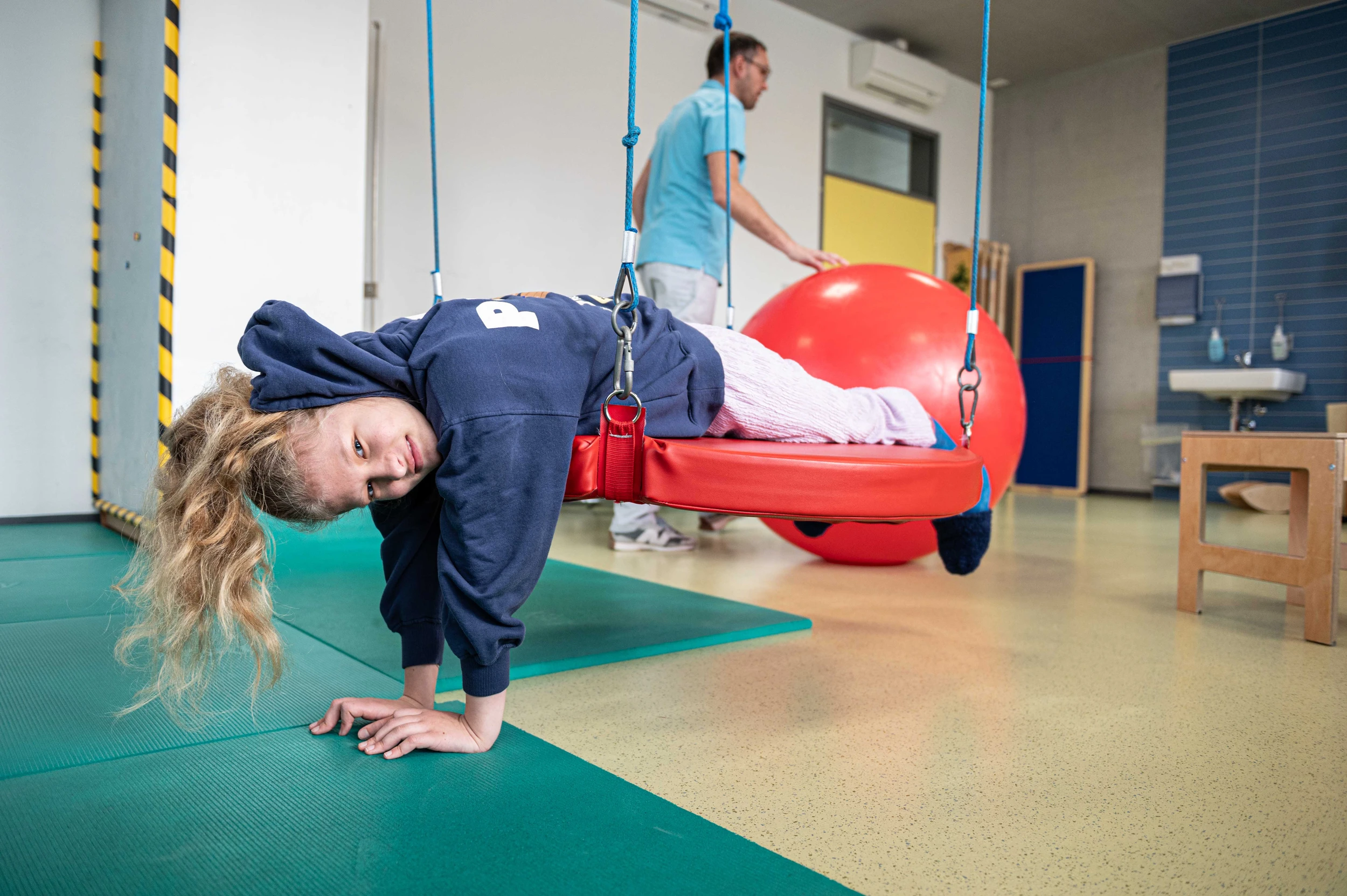 Patientin Tabitha bei Physiotherapie in der Kinder-Reha Schweiz