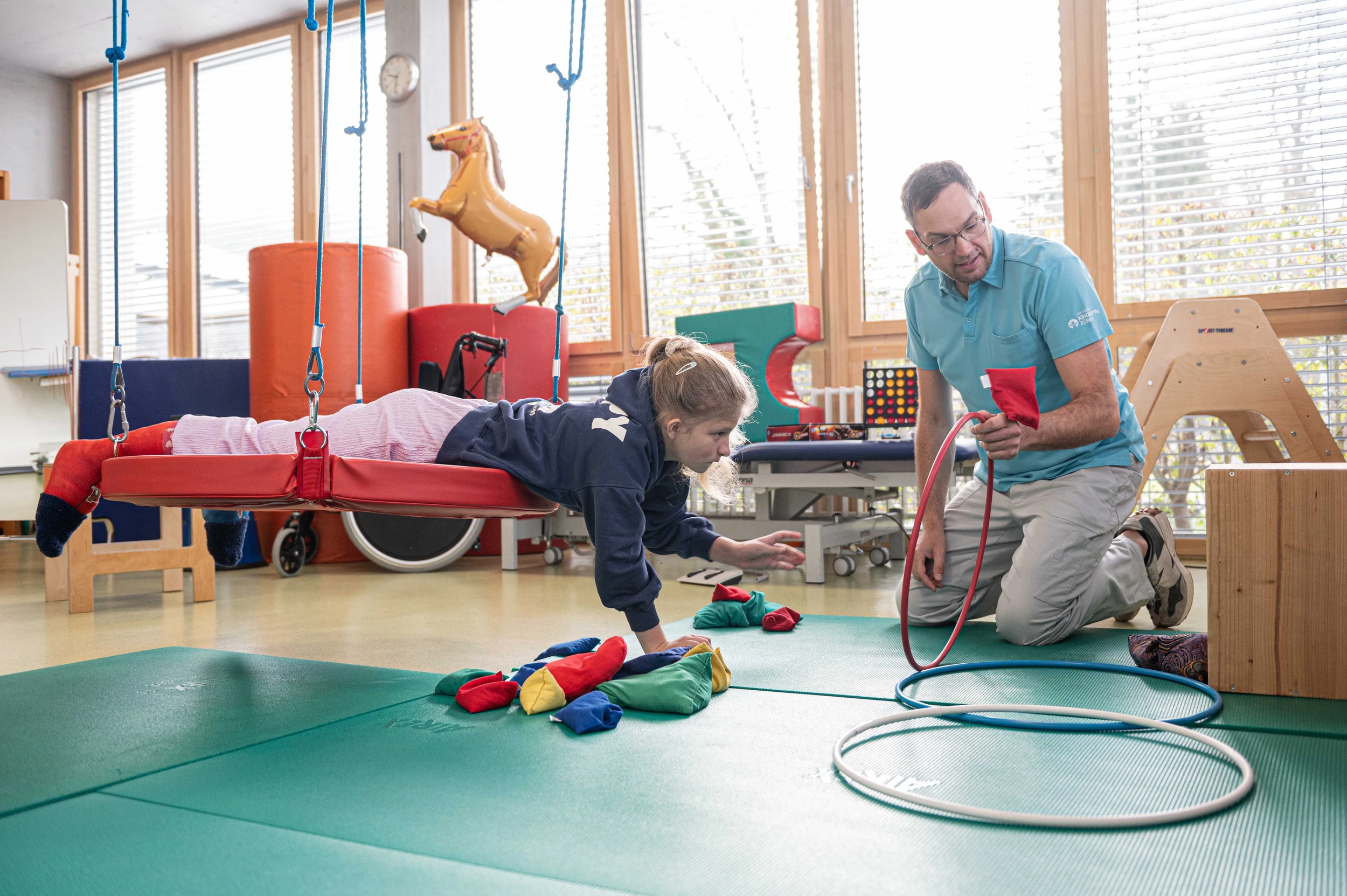 Patientin Tabitha bei Physiotherapie in der Kinder-Reha Schweiz