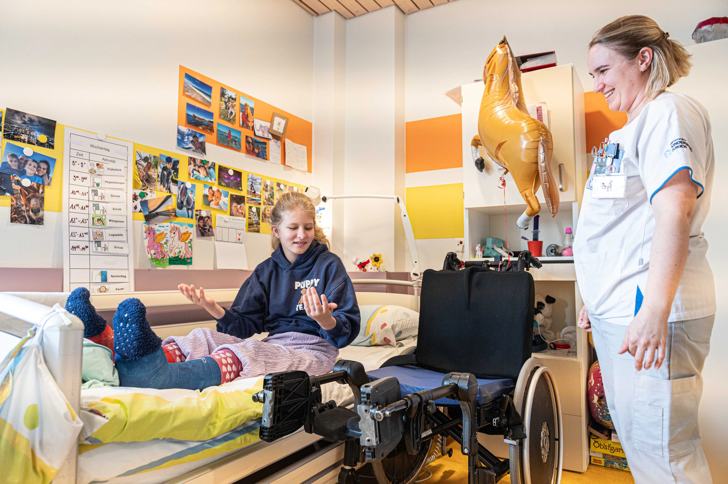 Patientin Tabitha im Patientenzimmer mit Pflegefachfrau in der Kinder-Reha Schweiz
