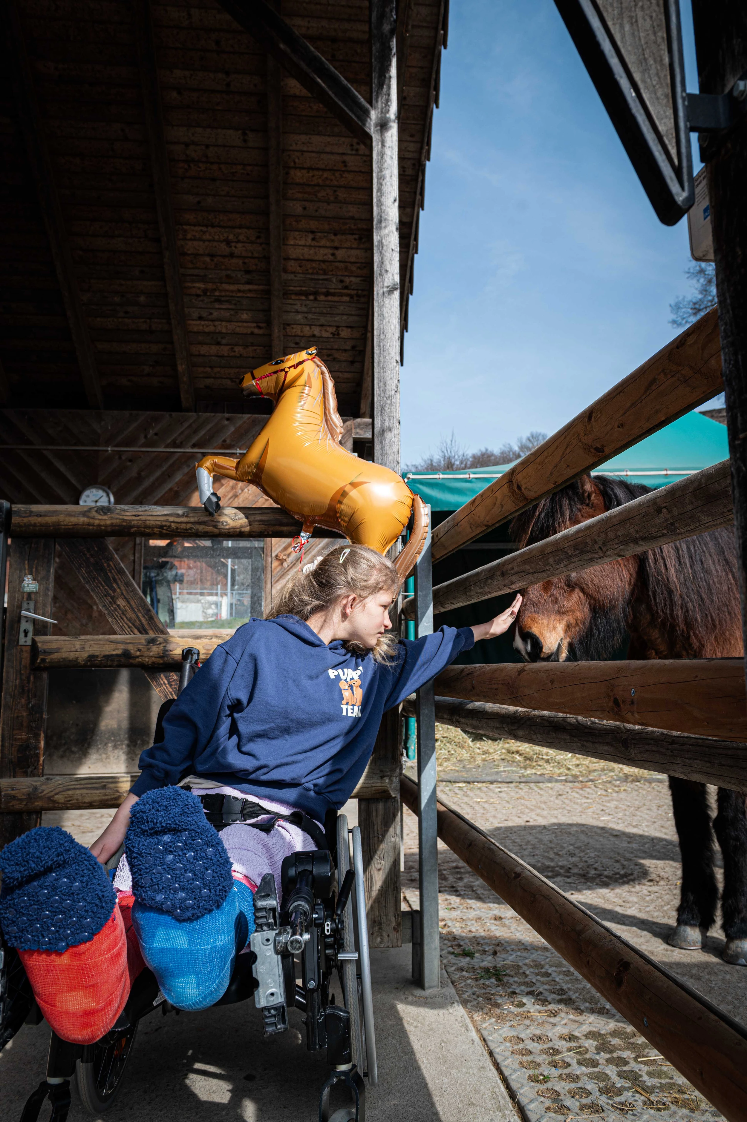 Patientin Tabitha bei der Pferdetherapie in der Kinder-Reha Schweiz