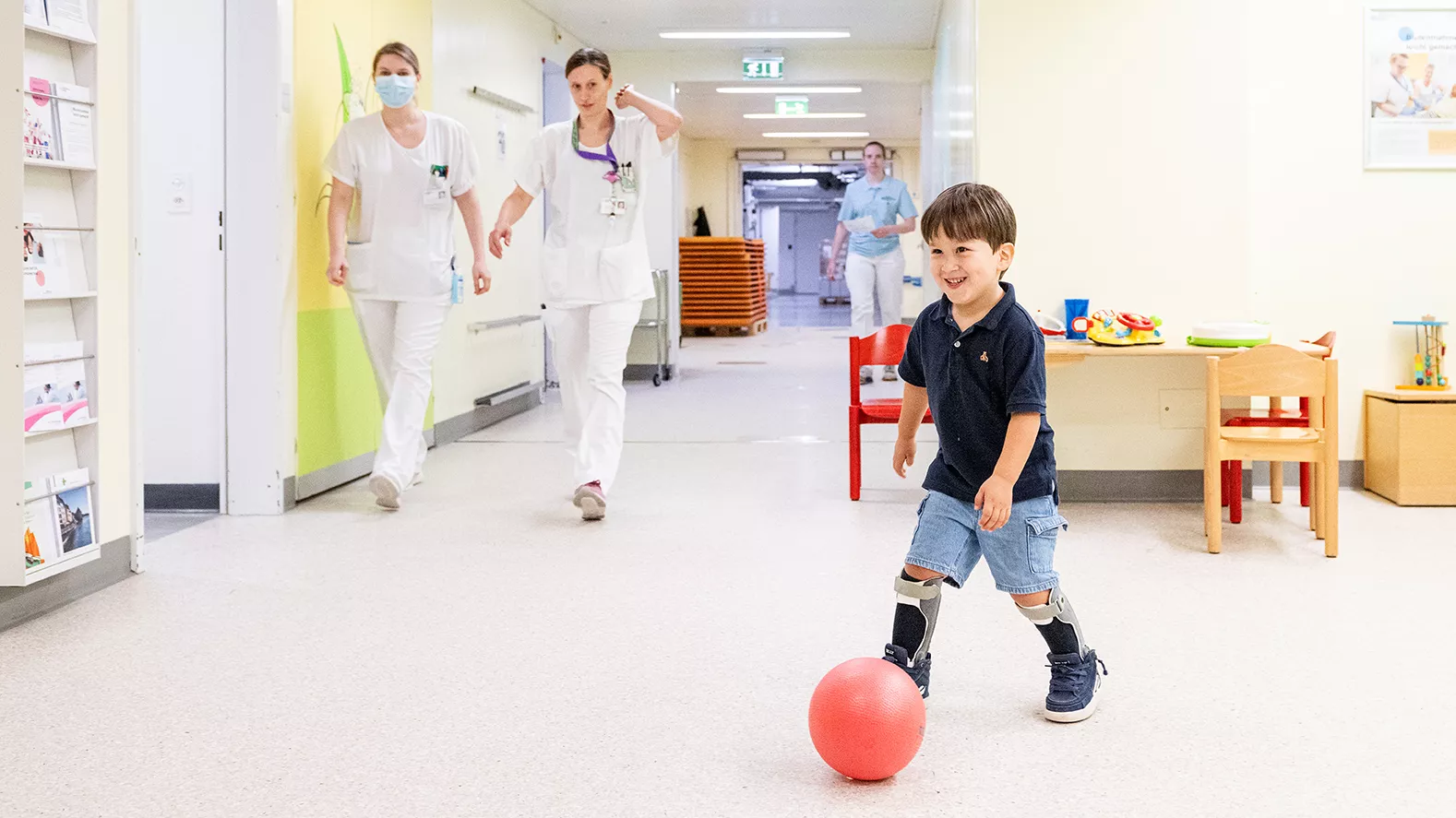 Patient Pedro lebt mit Einschränkungen durch die Fehlbildung Spina bifida und ist weiterhin auf die Unterstützung im Kinderspital Zürich angewiesen