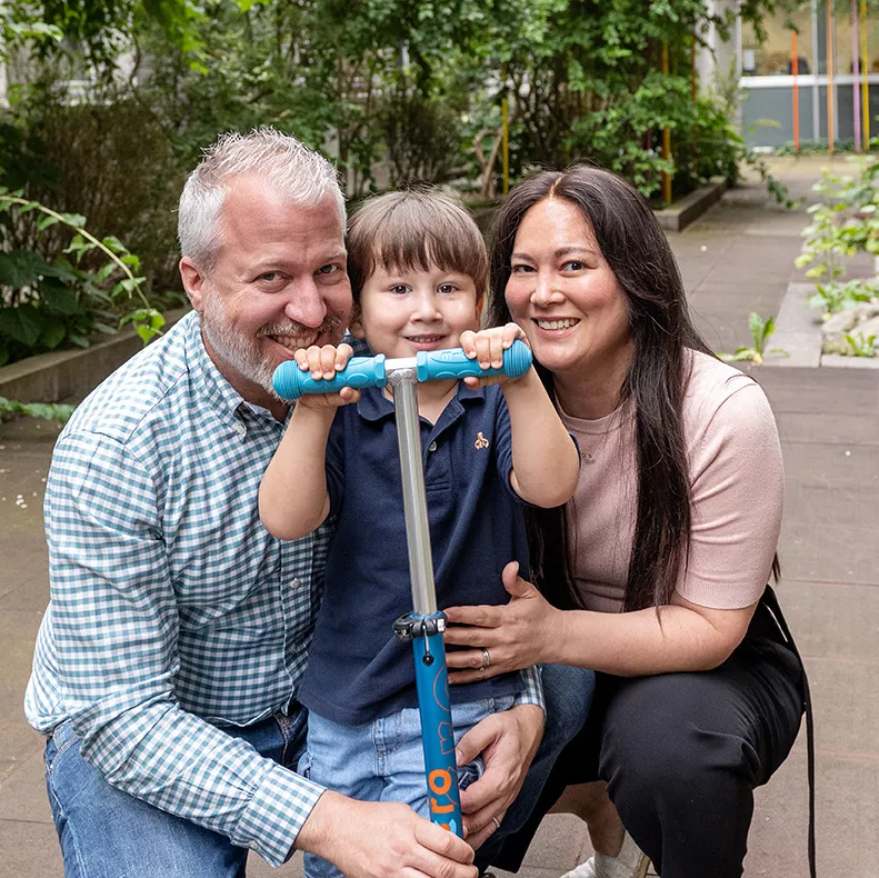 Spina bifida Patient Pedro und seine Eltern