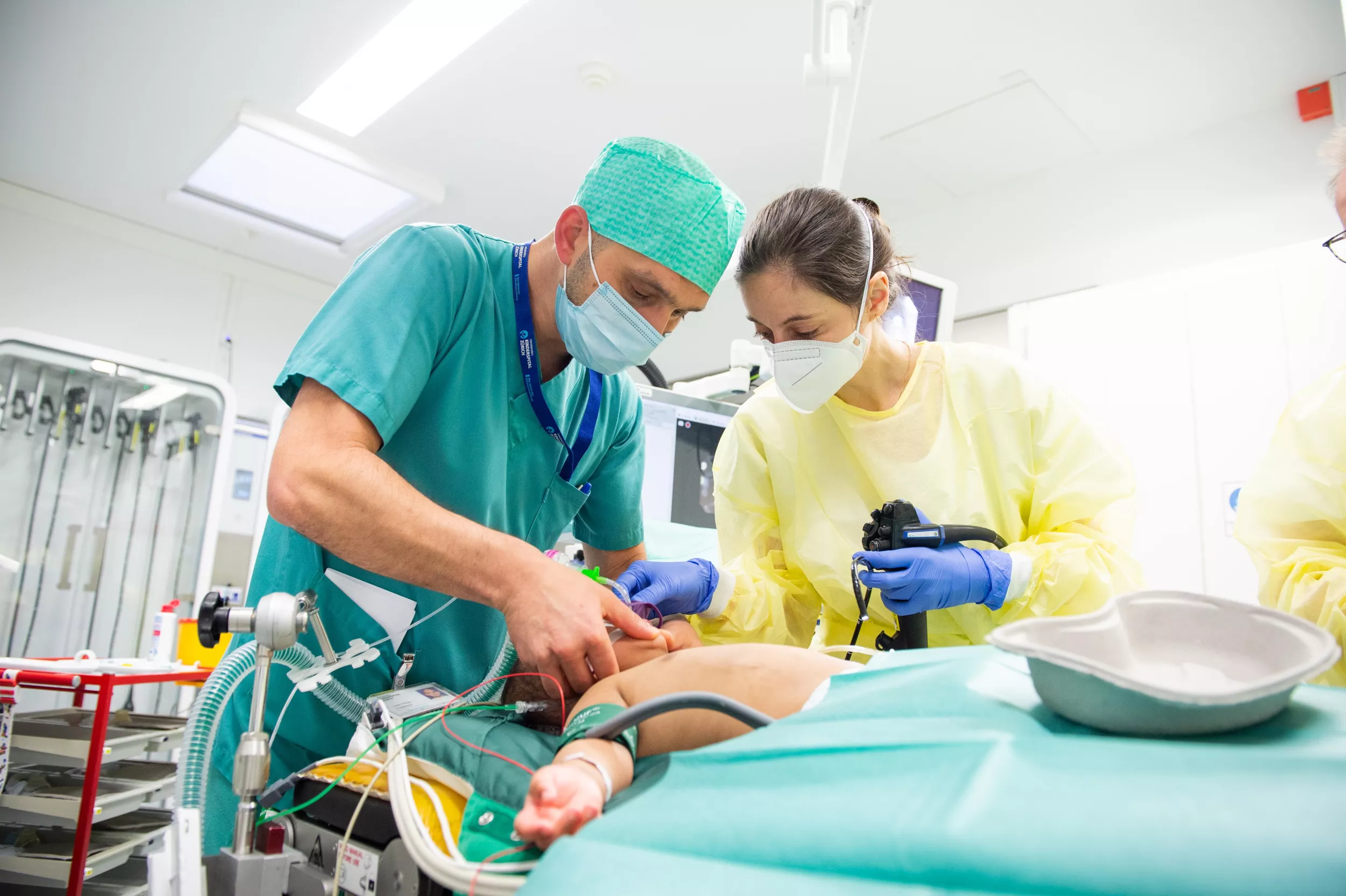 Arzt und Pflegerin bei einer Operation