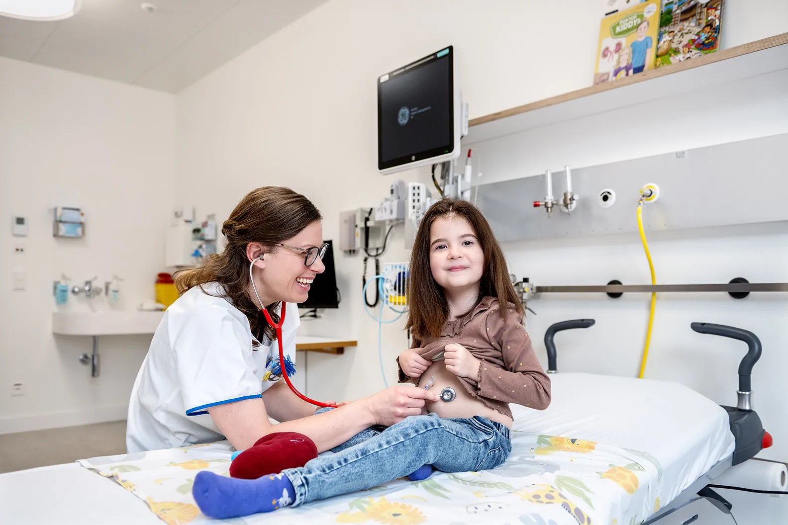 Nephrologie-Patientin Naila wird von einer Pflegeexpertin APN im Kinderspital Zürich untersucht.