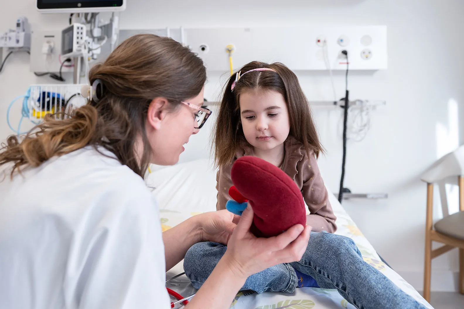 Nephrologie-Patientin Naila wird von einer Pflegeexpertin APN im Kinderspital Zürich untersucht.