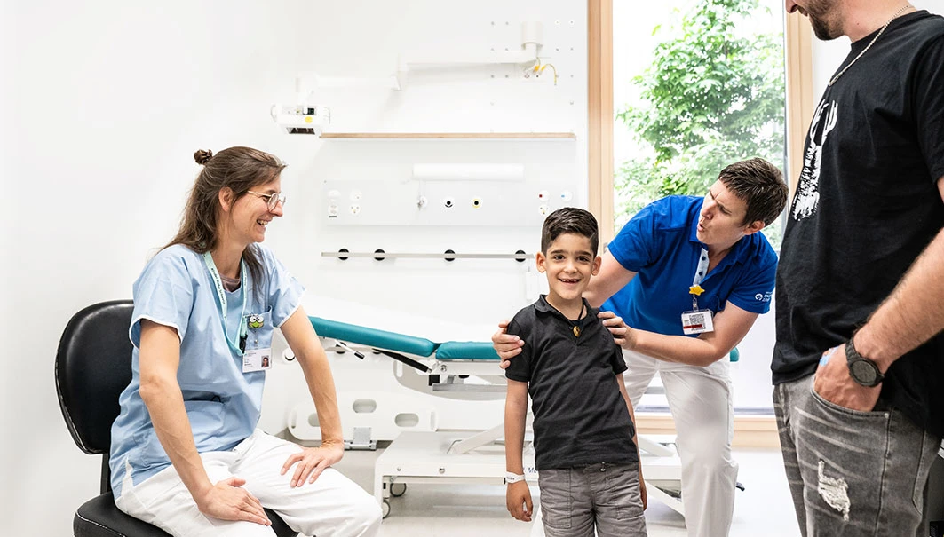 Spina Bifida Zentrum, Pflegeexpertin spasst mit Patient herum
