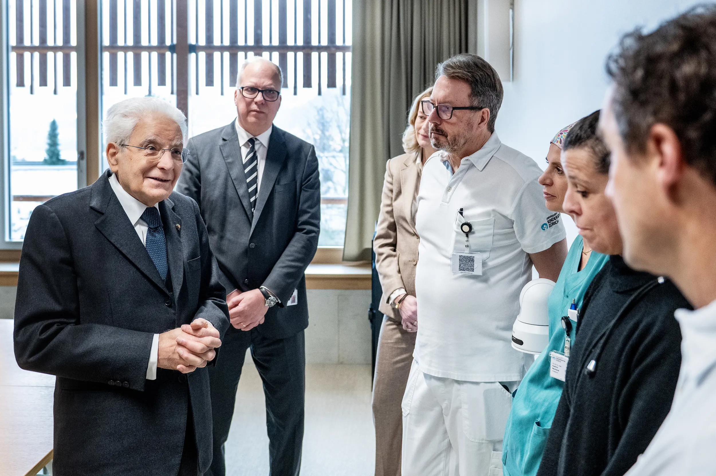 Der italienische Staatspräsident, Sergio Mattarella, besuchte das Kinderspital Zürich nach der Brandtragödie von Crans-Montana