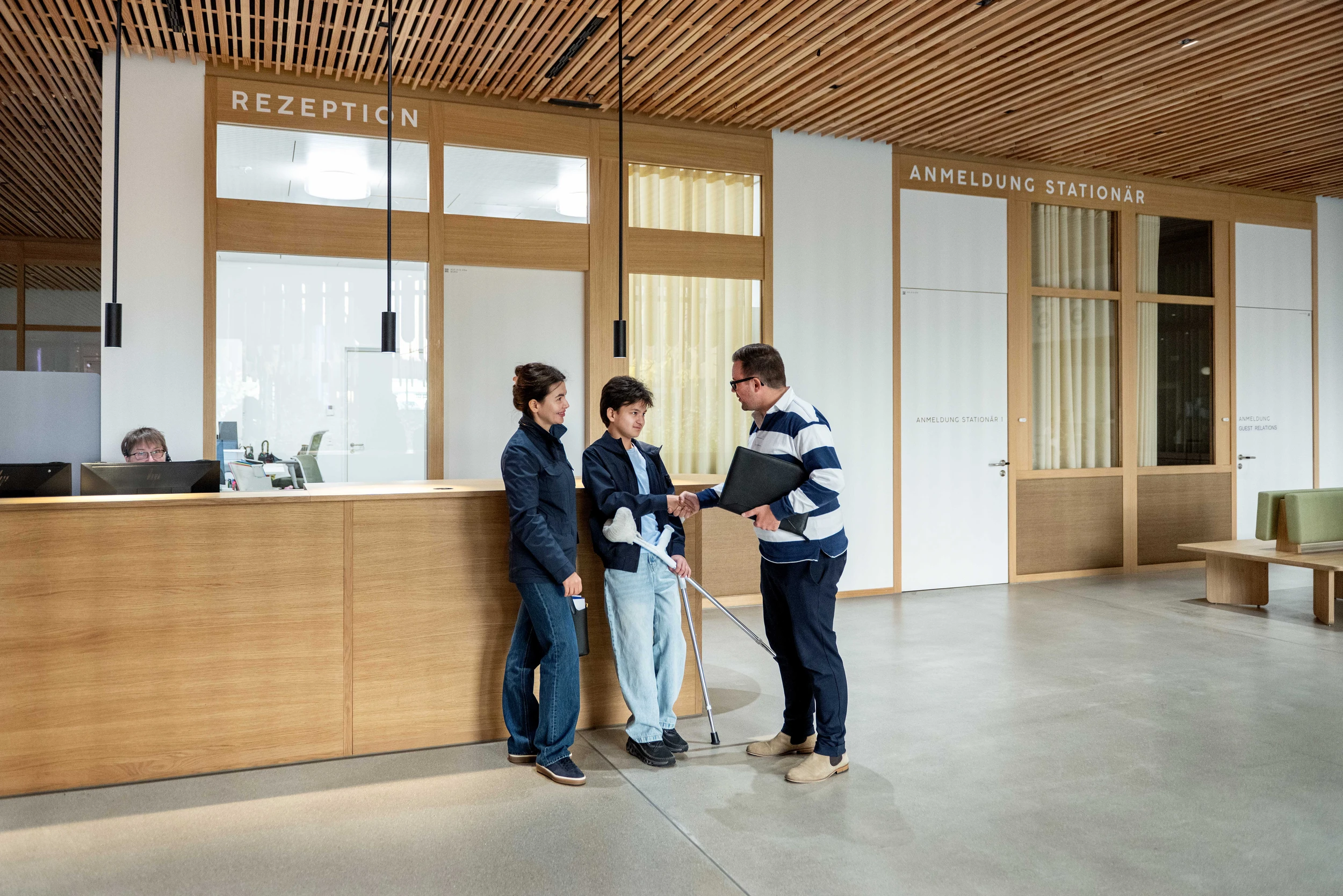 Ein internationaler Patient und seine Mutter werden vom Leiter des International Office im Kinderspital Zürich begrüsst