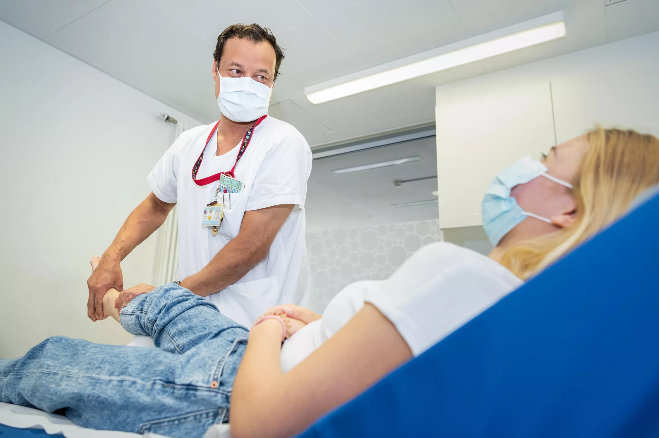 Sportmediziner behandelt Patientin