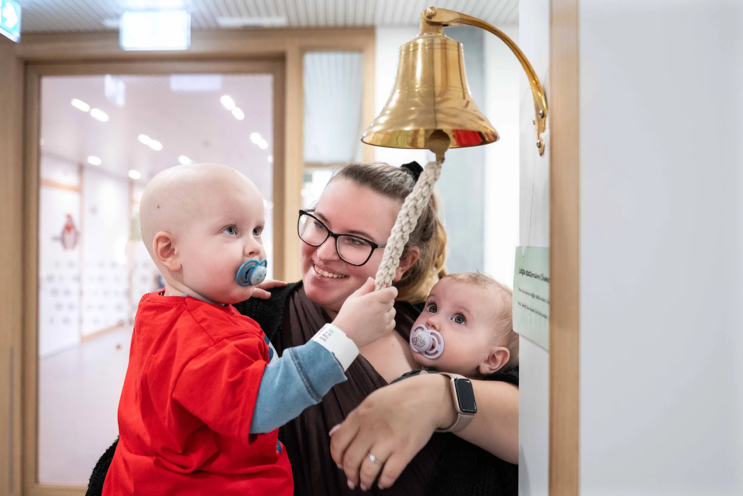 Patient Thiago läutet die Glocke nach seiner letzten Chemotherapie