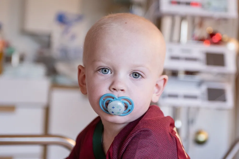 Thiago blickt in die Kamera.