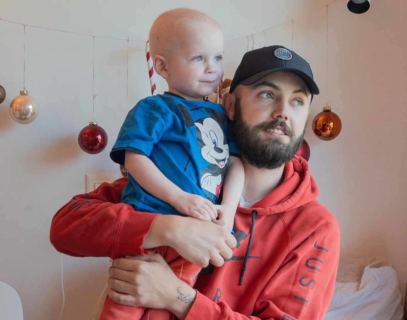 Thiago in den Armen seinem Vater