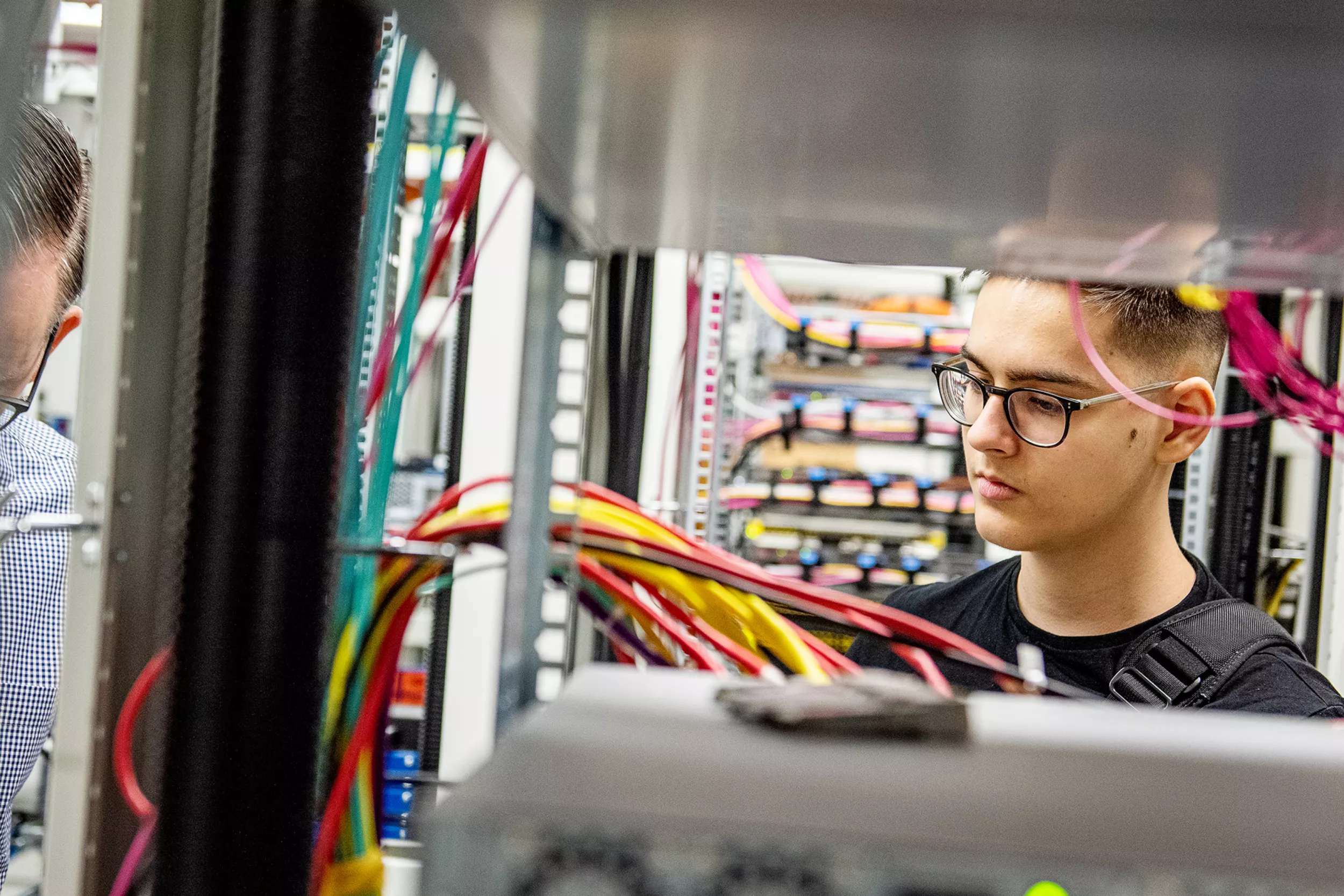 Schnuppertag in der Informatik im Serverraum mit Kabeln