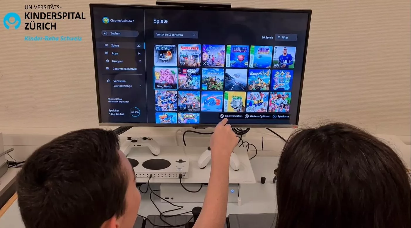 Kind im Robotik-Training mit Xbox Adaptive Controller