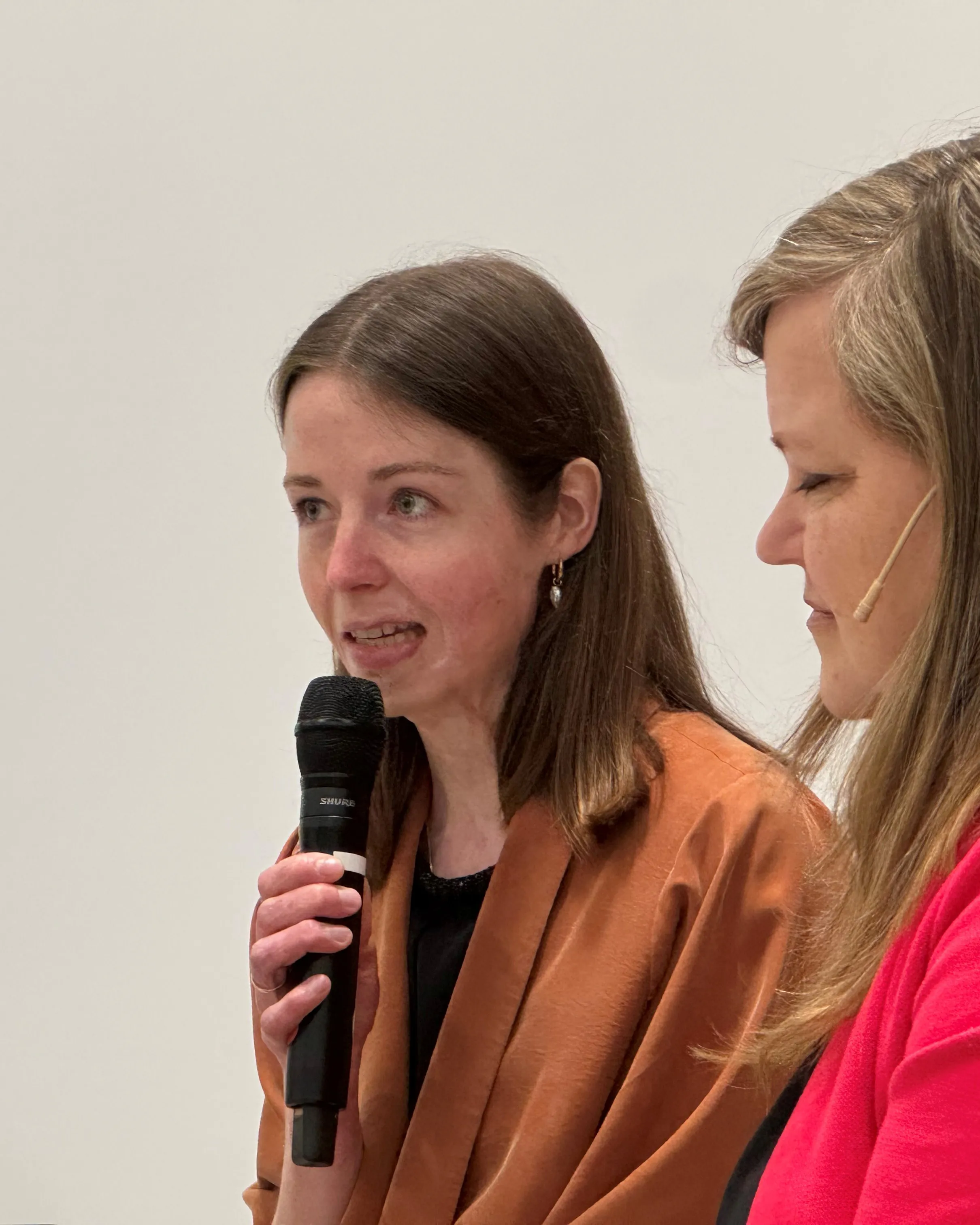 Isabel Sahli, ehemalige Brandpatientin, beim Vortrag «Brandverletzt – Haut und Seele heilen» im Kinderspital Zürich