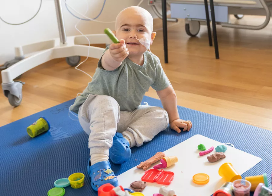 Ali spielt mit Knete im Spitalzimmer