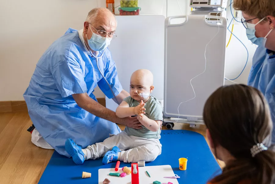 Ali wird von einem Arzt im Spitalzimmer untersucht.