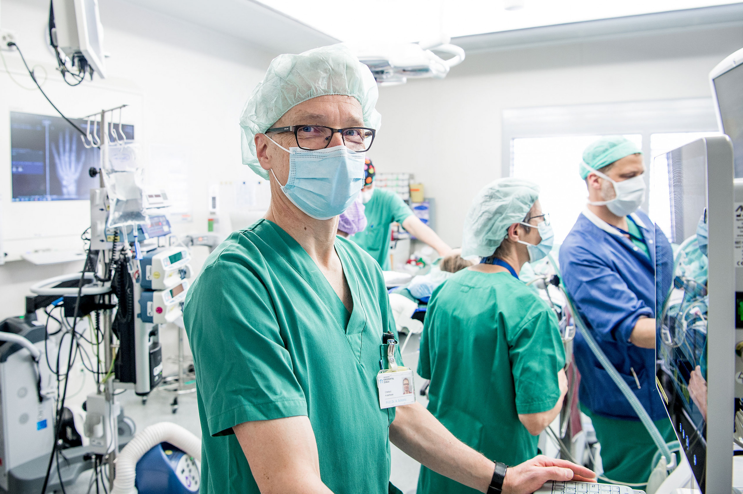 Abteilungsleiter der Anästhesie Achim Schmitz im OP bei der Vorbereitung zur Operation
