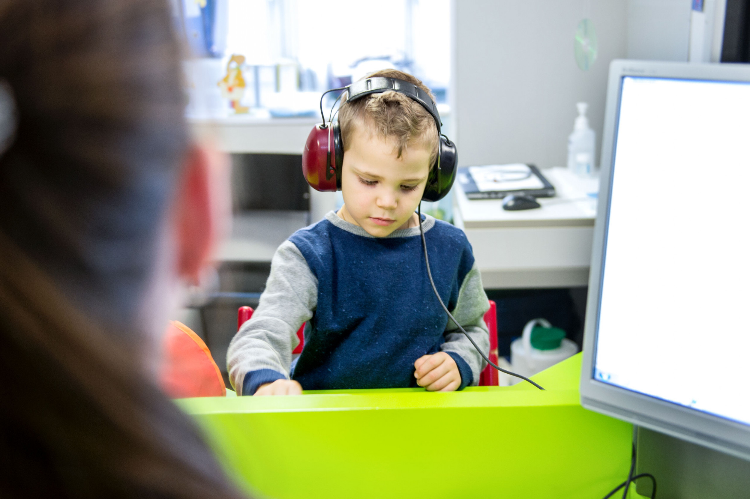 Audiolabor ORL, Junge mit Kopfhörer beim Audiotest