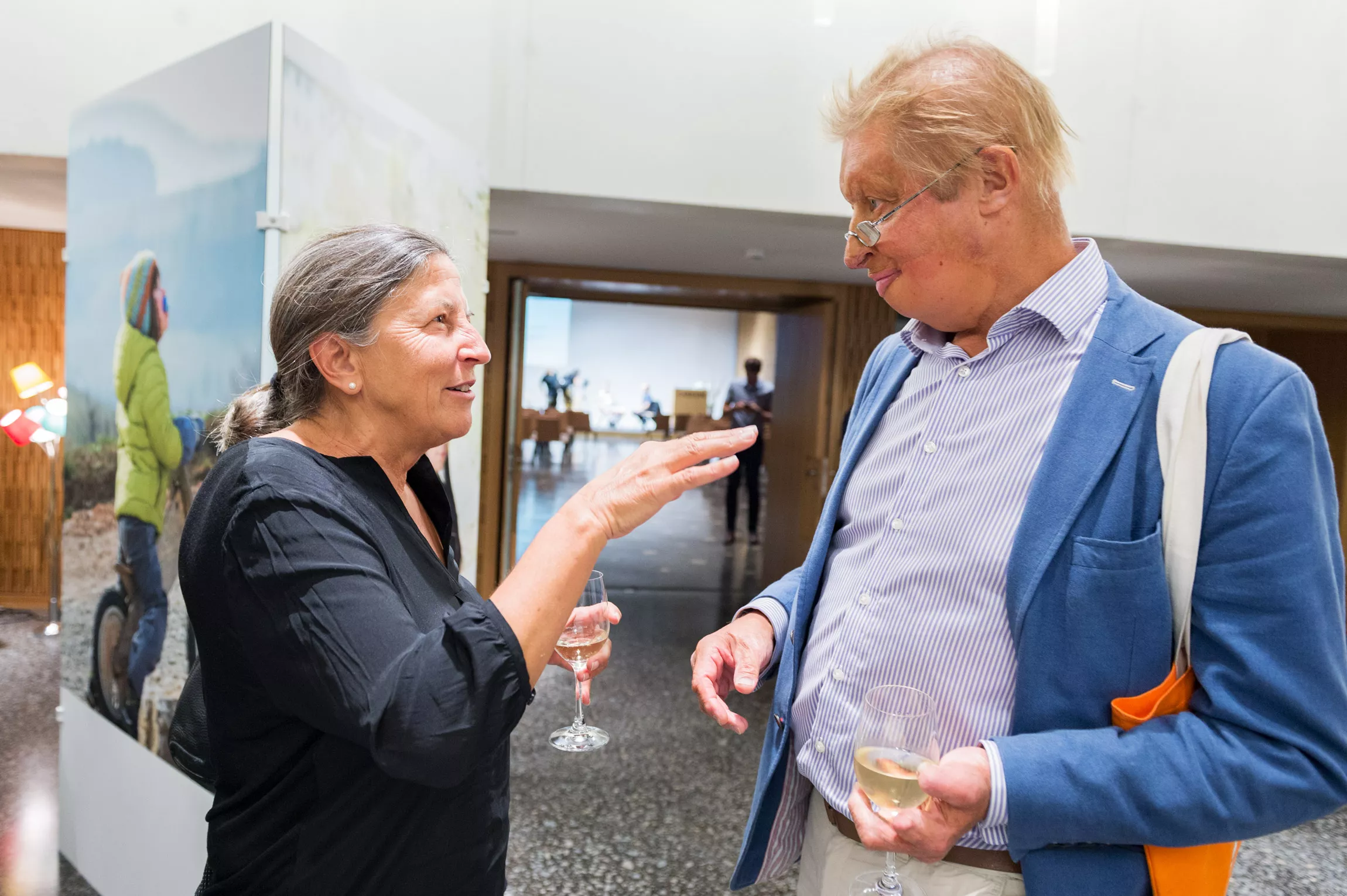 Gespräch bei der Ausstellung 