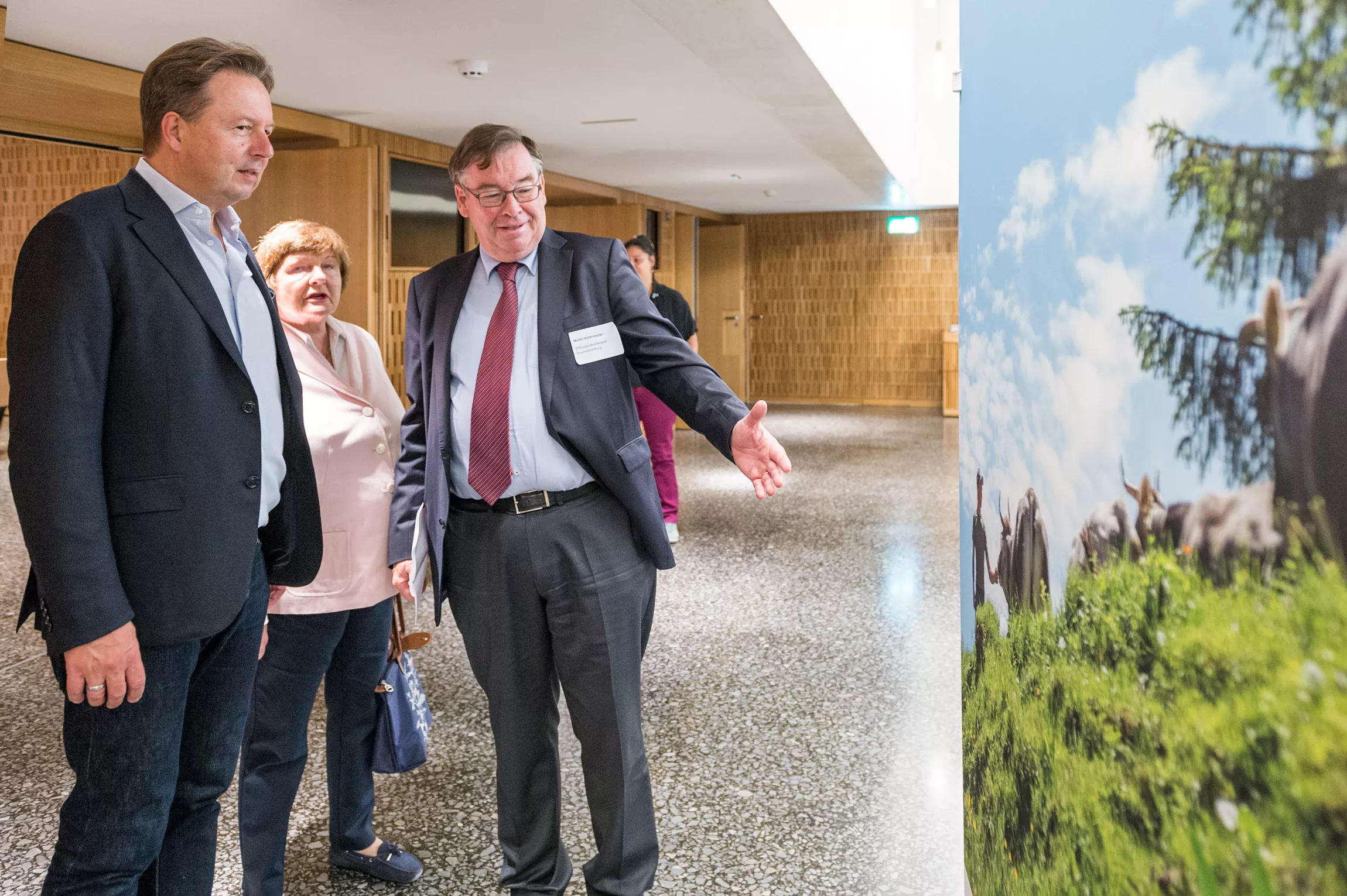 Besuchende reden über Ausstellung 