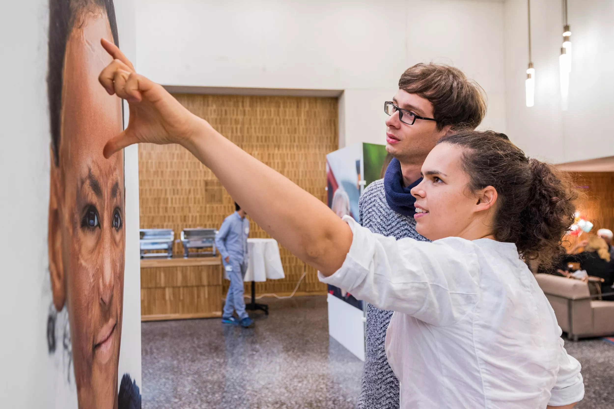 Besuchende schauen sich Ausstellung an 