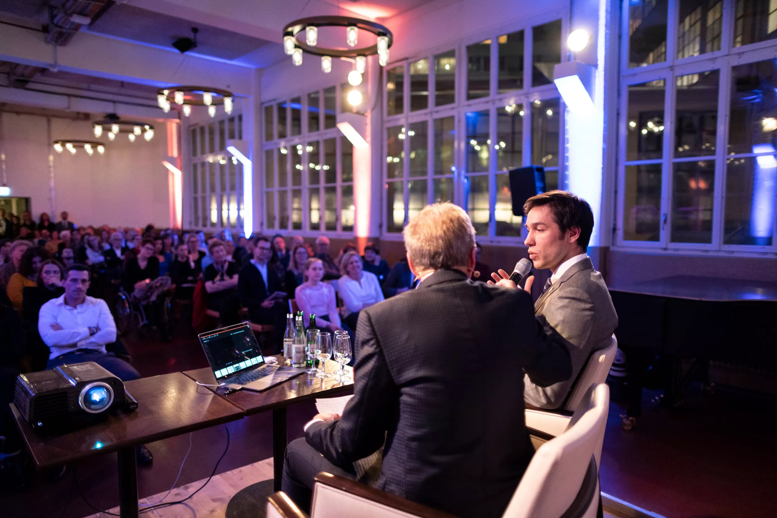 Onkologe Dr. Nicolas Gerber beantwortet Fragen vor Publikum 