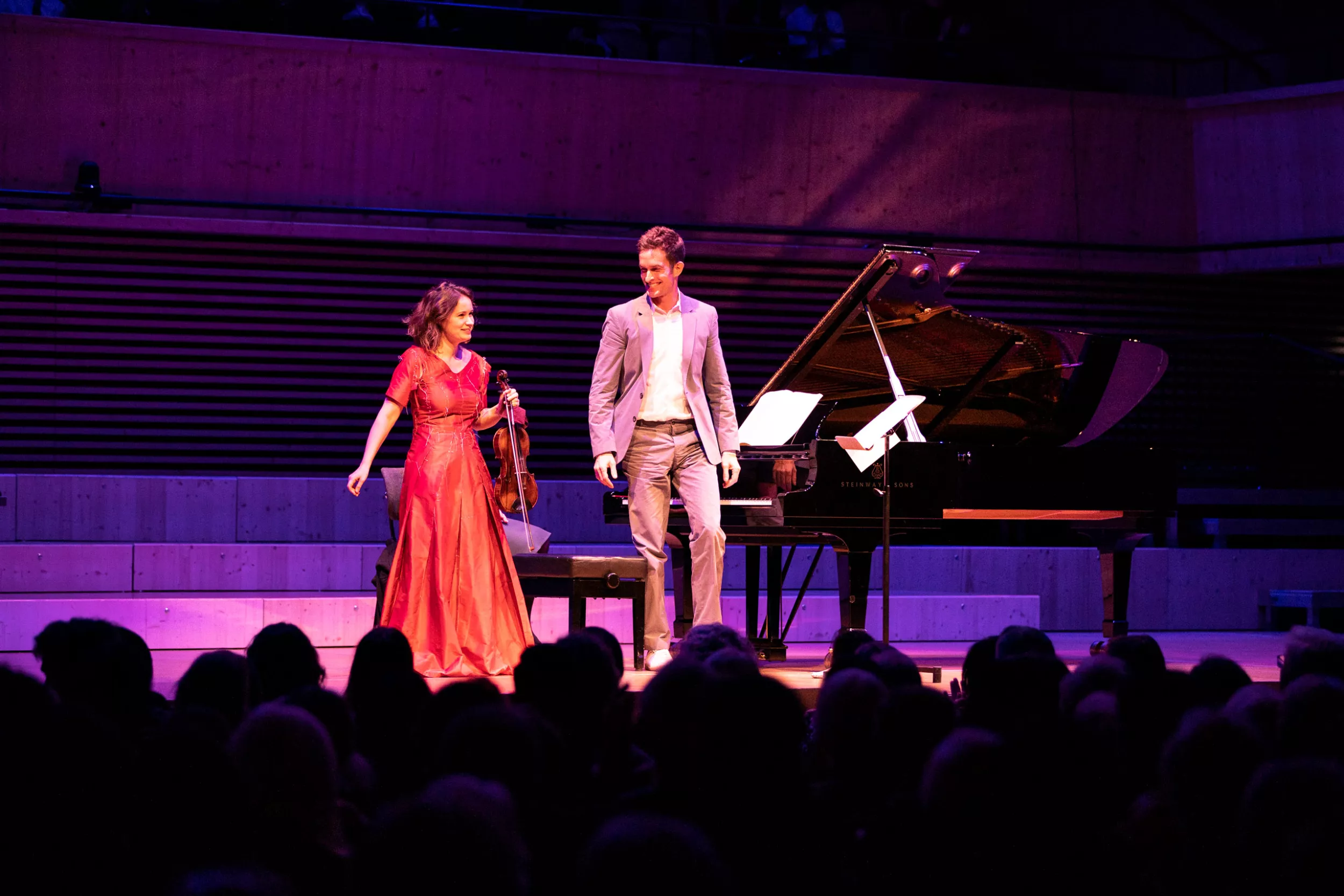 Geigerin Patricia Kopatchinskaja und Onkologe Dr. Nicolas Gerber auf der Bühne