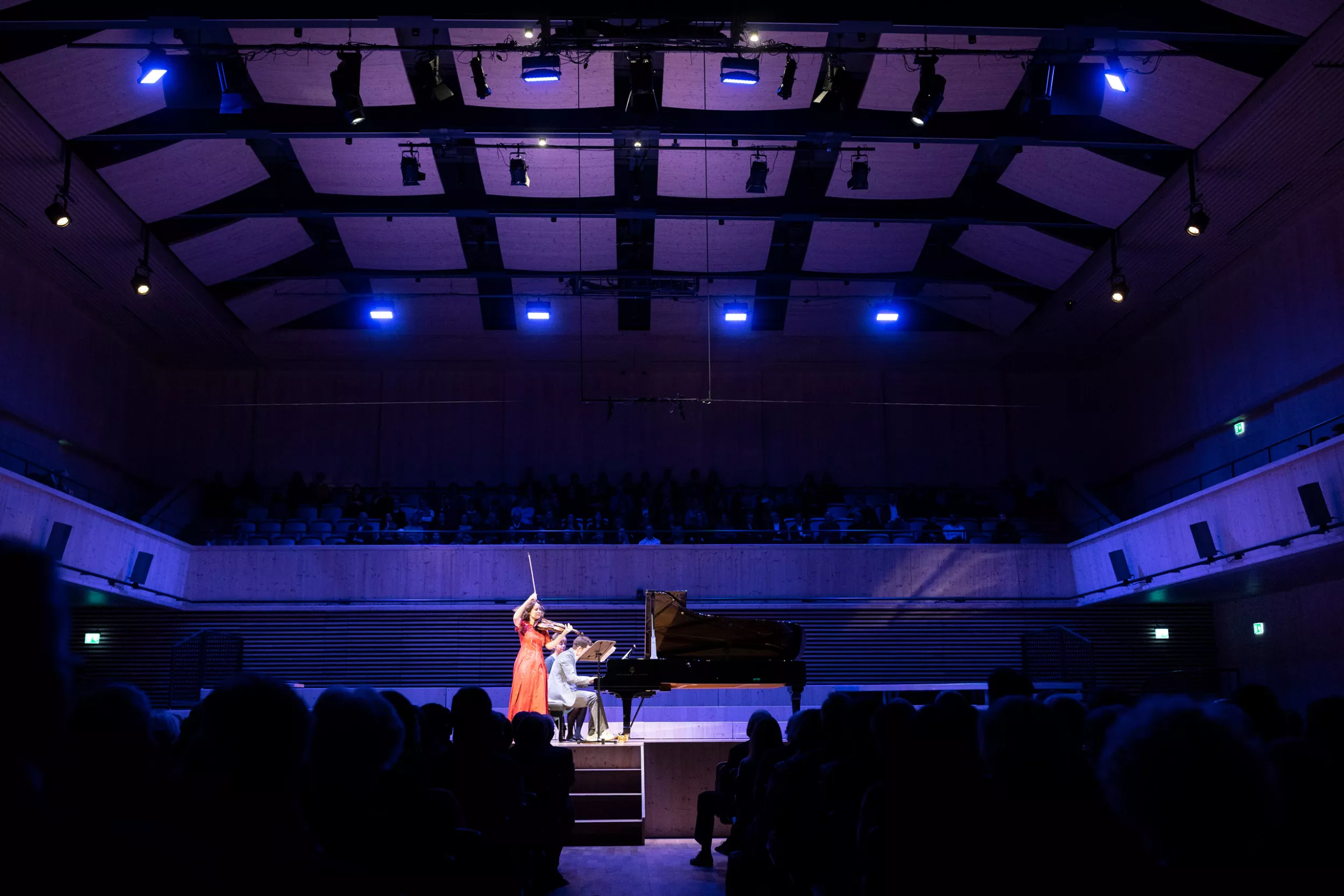 Geigerin Patricia Kopatchinskaja und Onkologe Dr. Nicolas Gerber musizieren zusammen 