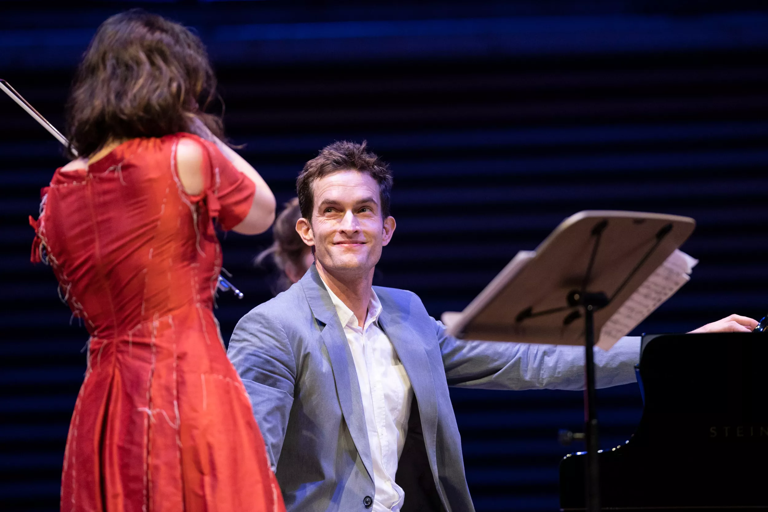 Geigerin Patricia Kopatchinskaja und Onkologe Dr. Nicolas Gerber musizieren zusammen 