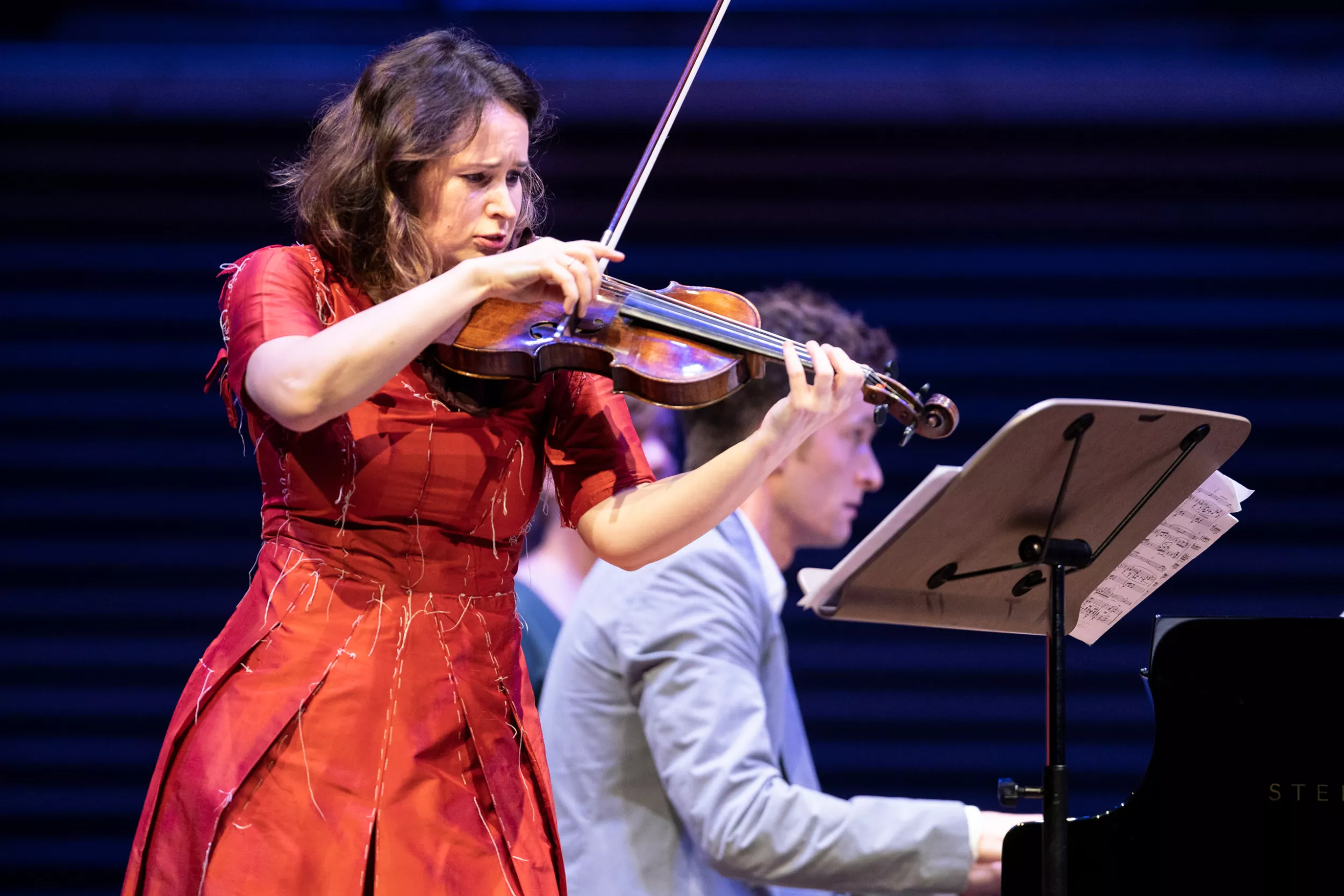 Geigerin Patricia Kopatchinskaja und Onkologe Dr. Nicolas Gerber musizieren zusammen 