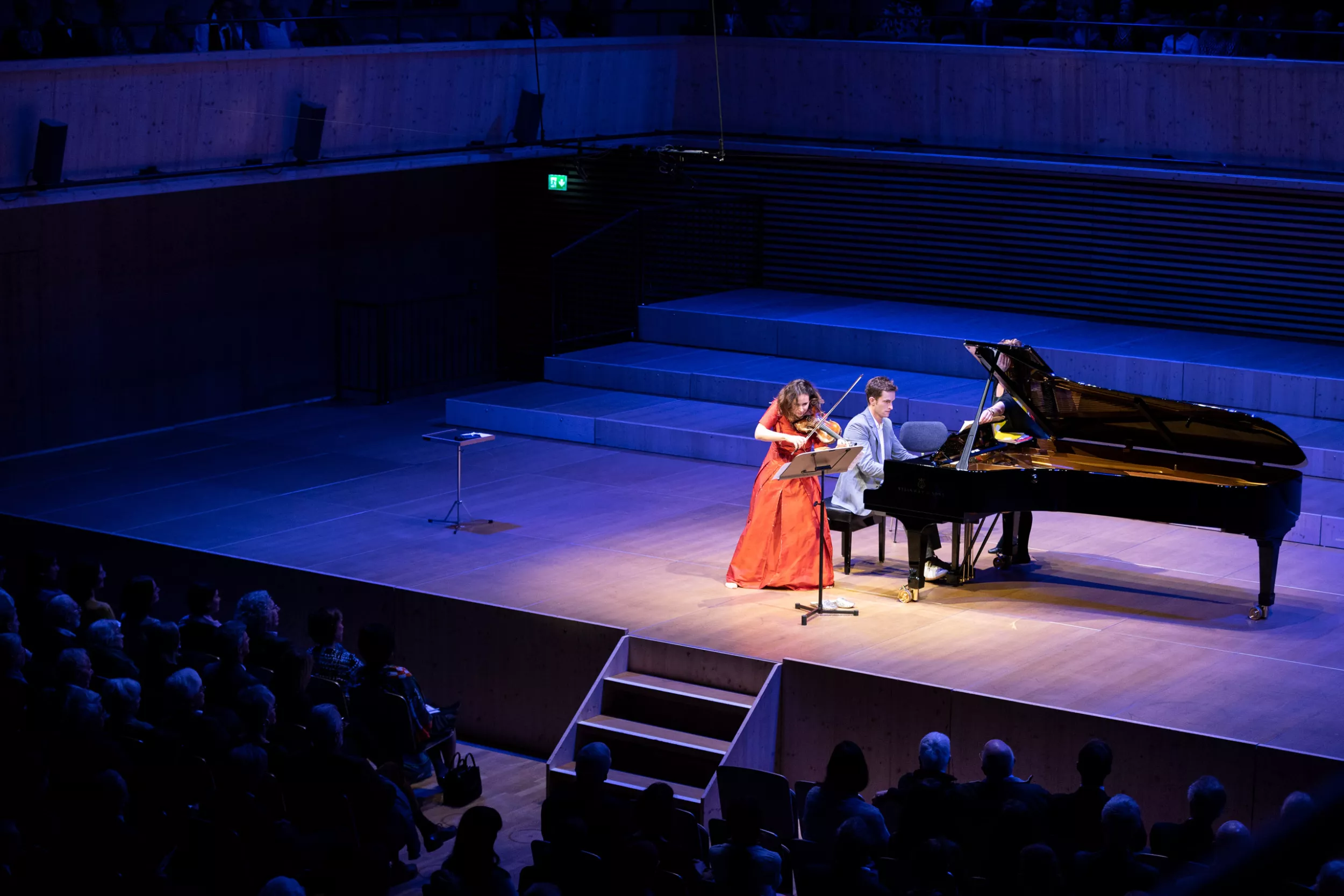 Geigerin Patricia Kopatchinskaja und Onkologe Dr. Nicolas Gerber musizieren zusammen 