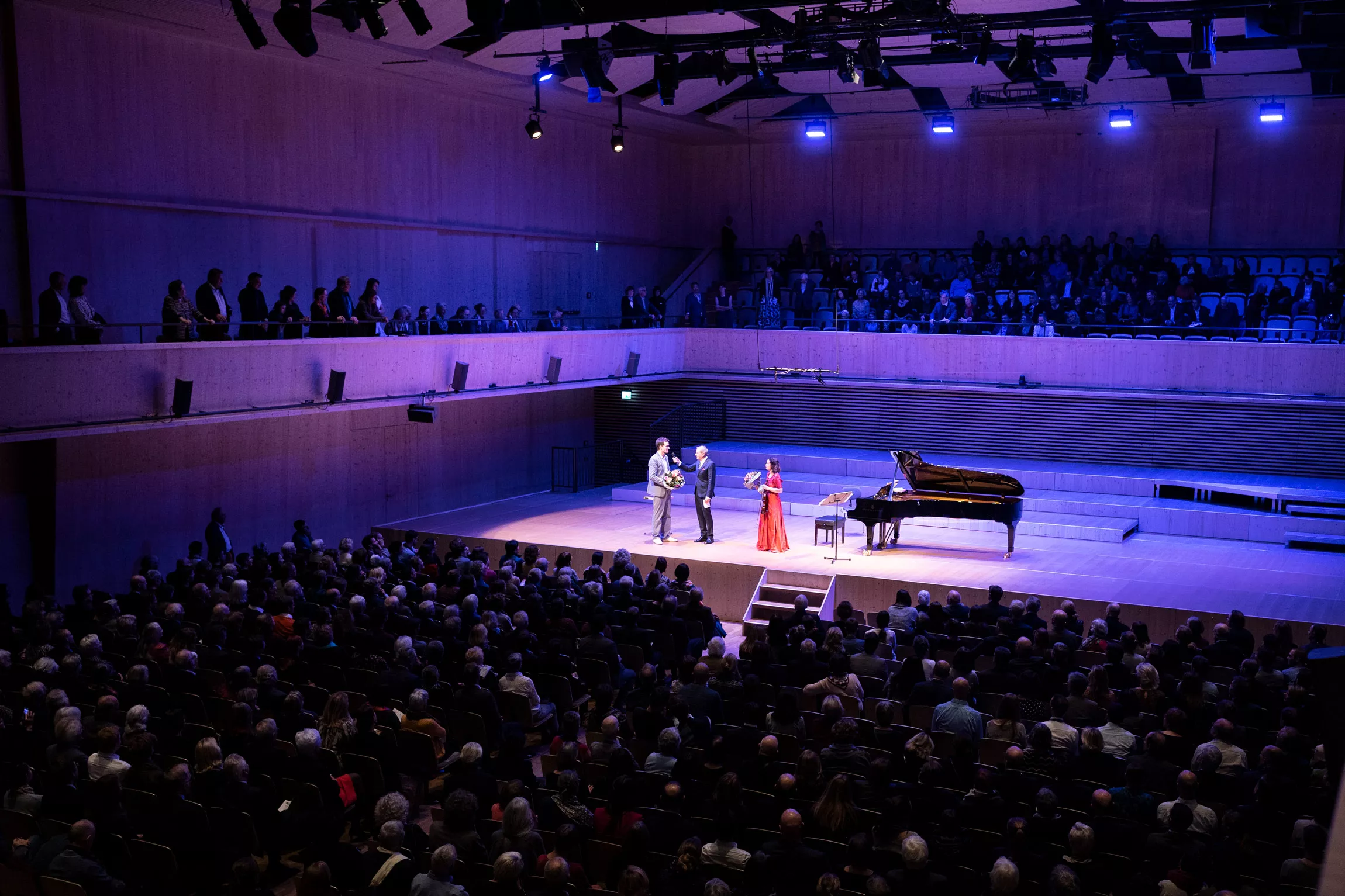 Geigerin Patricia Kopatchinskaja und Onkologe Dr. Nicolas Gerber nach dem Auftritt