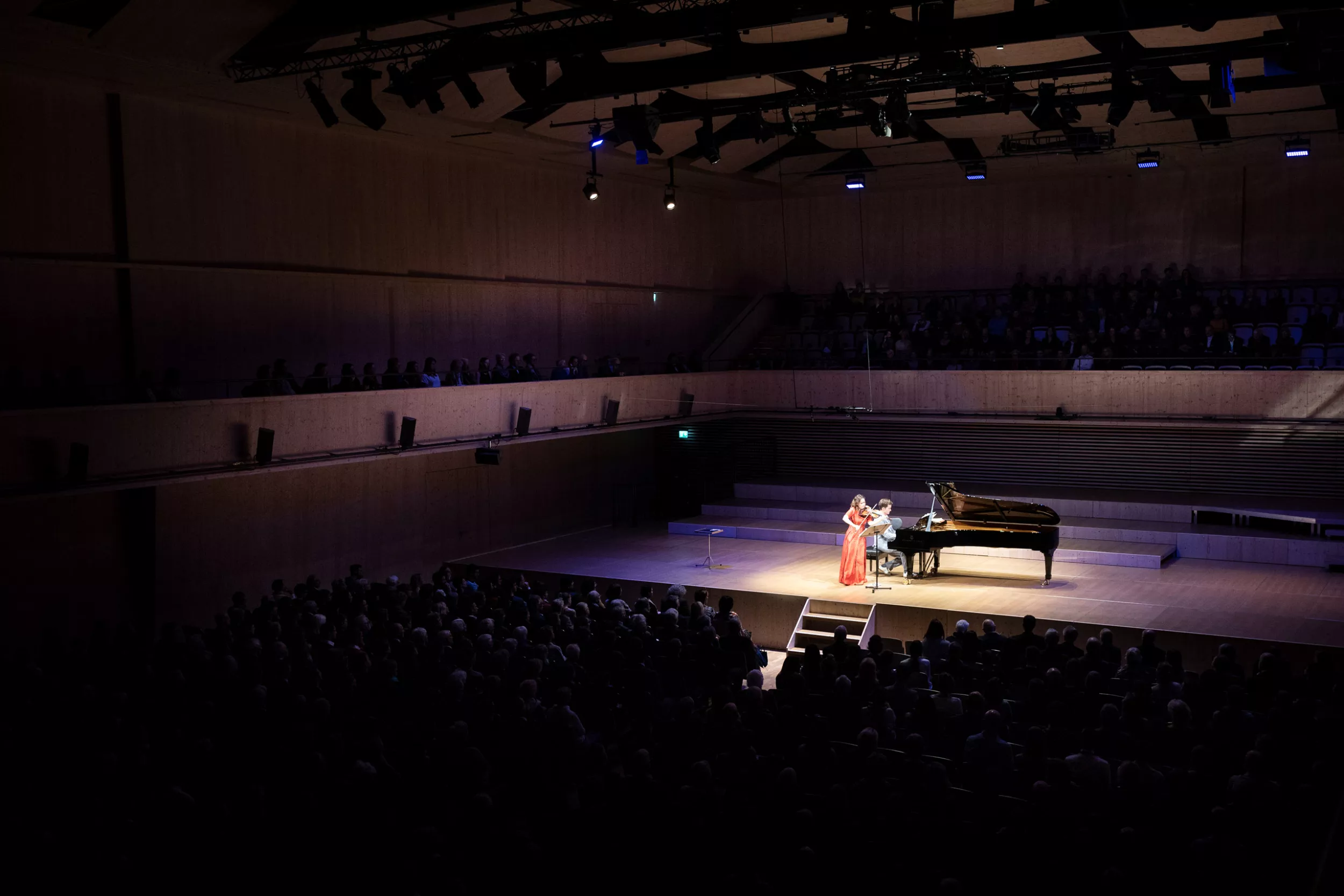 Geigerin Patricia Kopatchinskaja und Onkologe Dr. Nicolas Gerber musizieren zusammen 