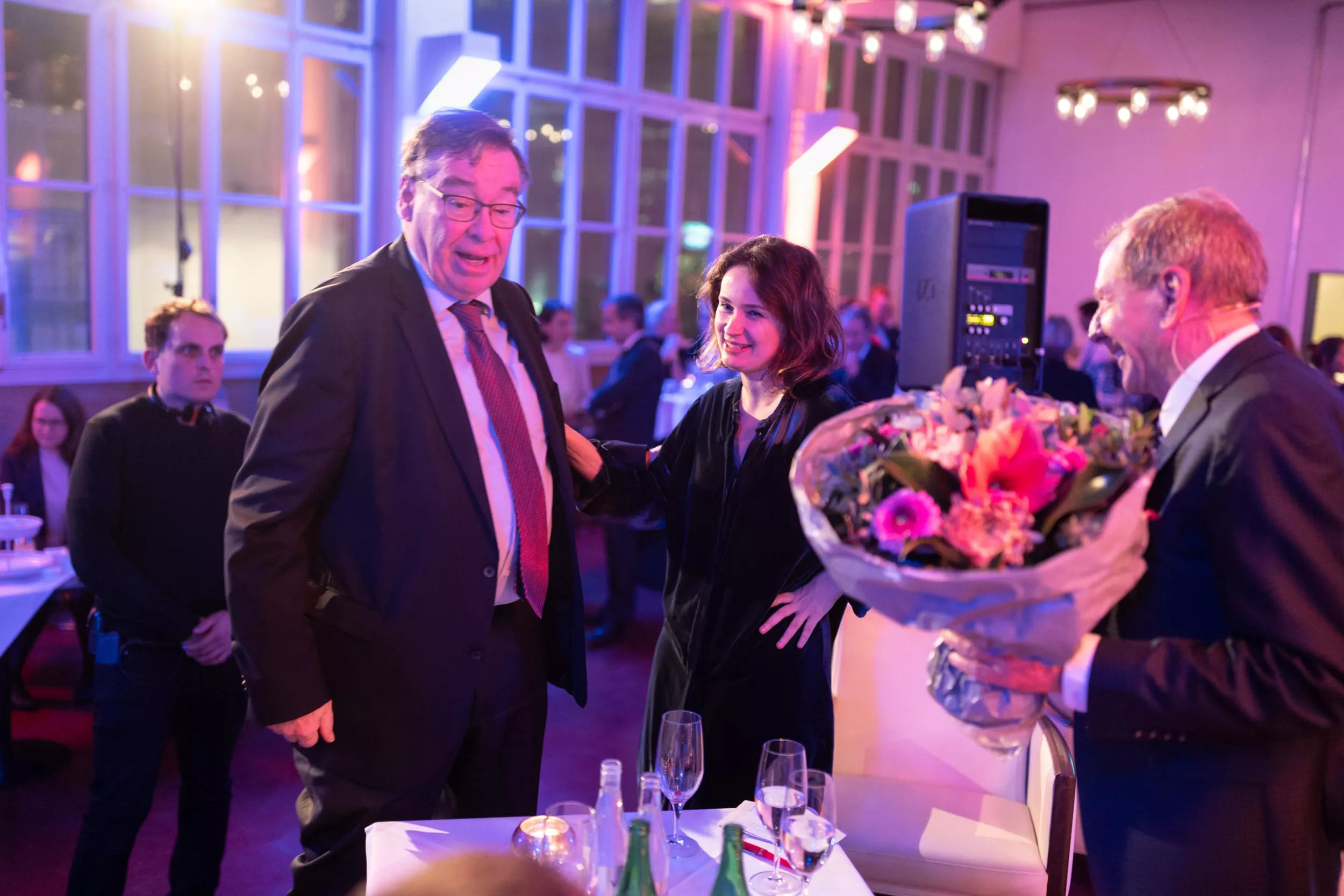 Geigerin Patricia Kopatchinskaja bekommt Blumenstrauss überreicht 