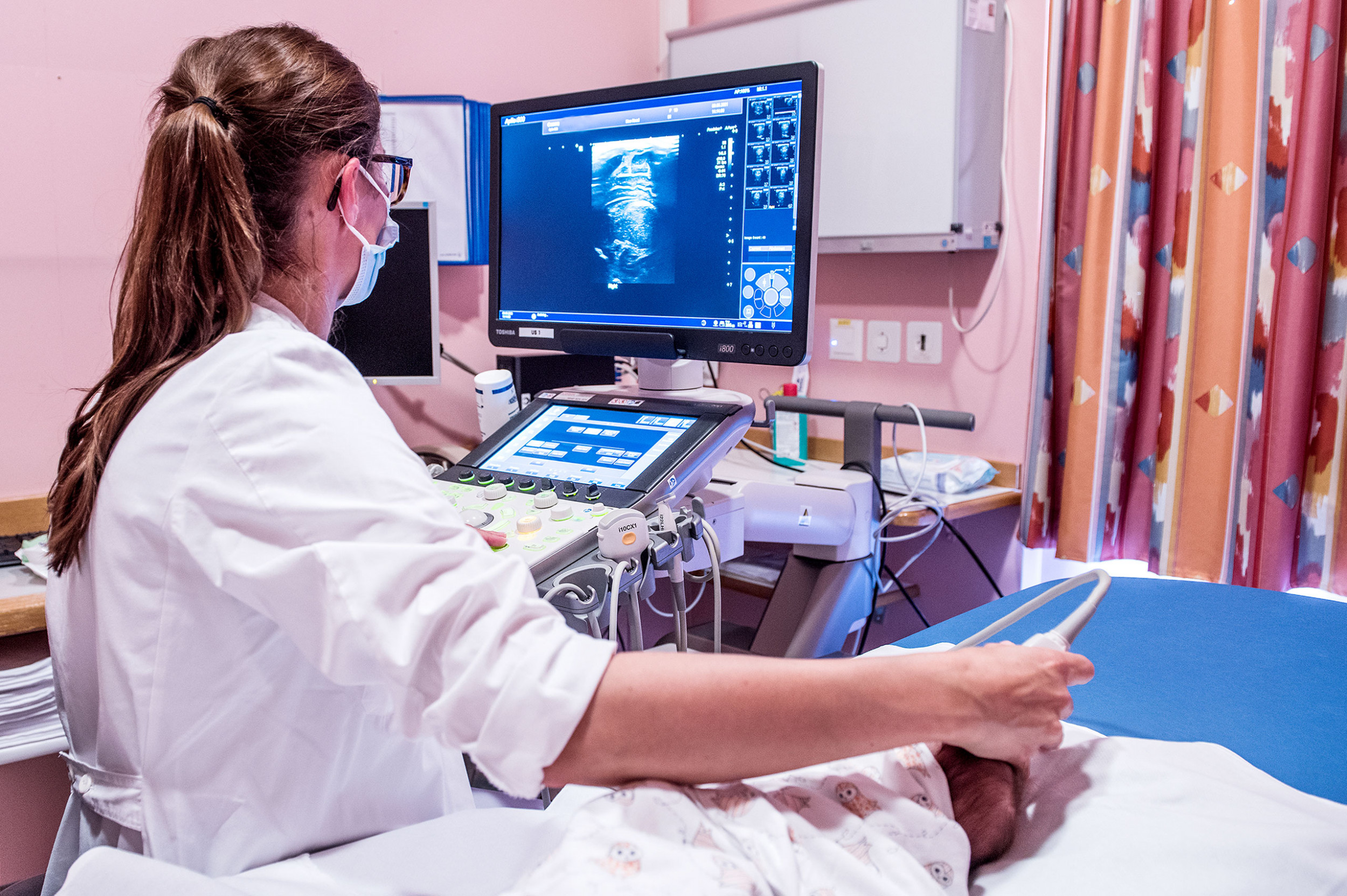 Bilddiagnostik, Ultraschall, Ärztin führt bei einem Neugeborenen Ultraschall durch