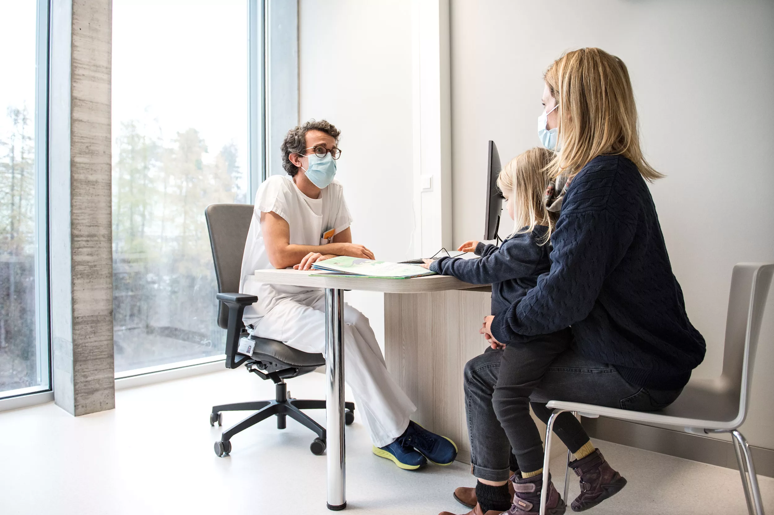 Circle, Gespräch von Arzt mit Mutter und Patientin