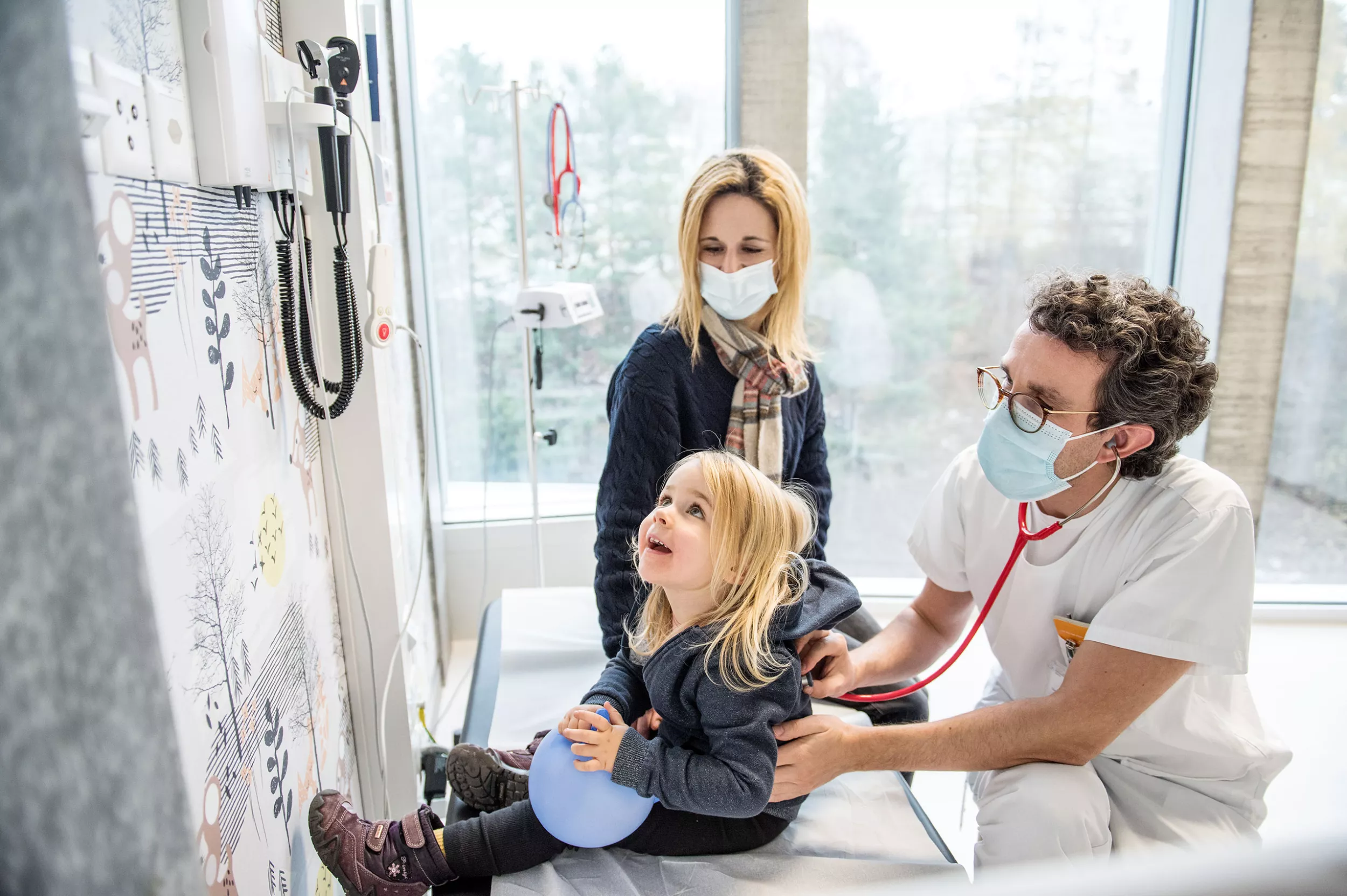 Circle, Arzt untersucht kleine Patientin