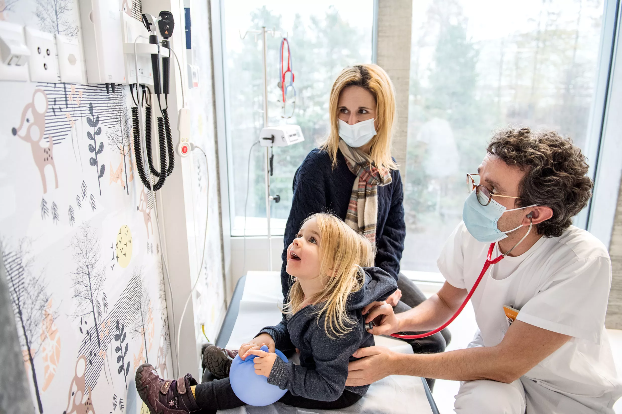 Circle, Arzt untersucht kleine Patientin