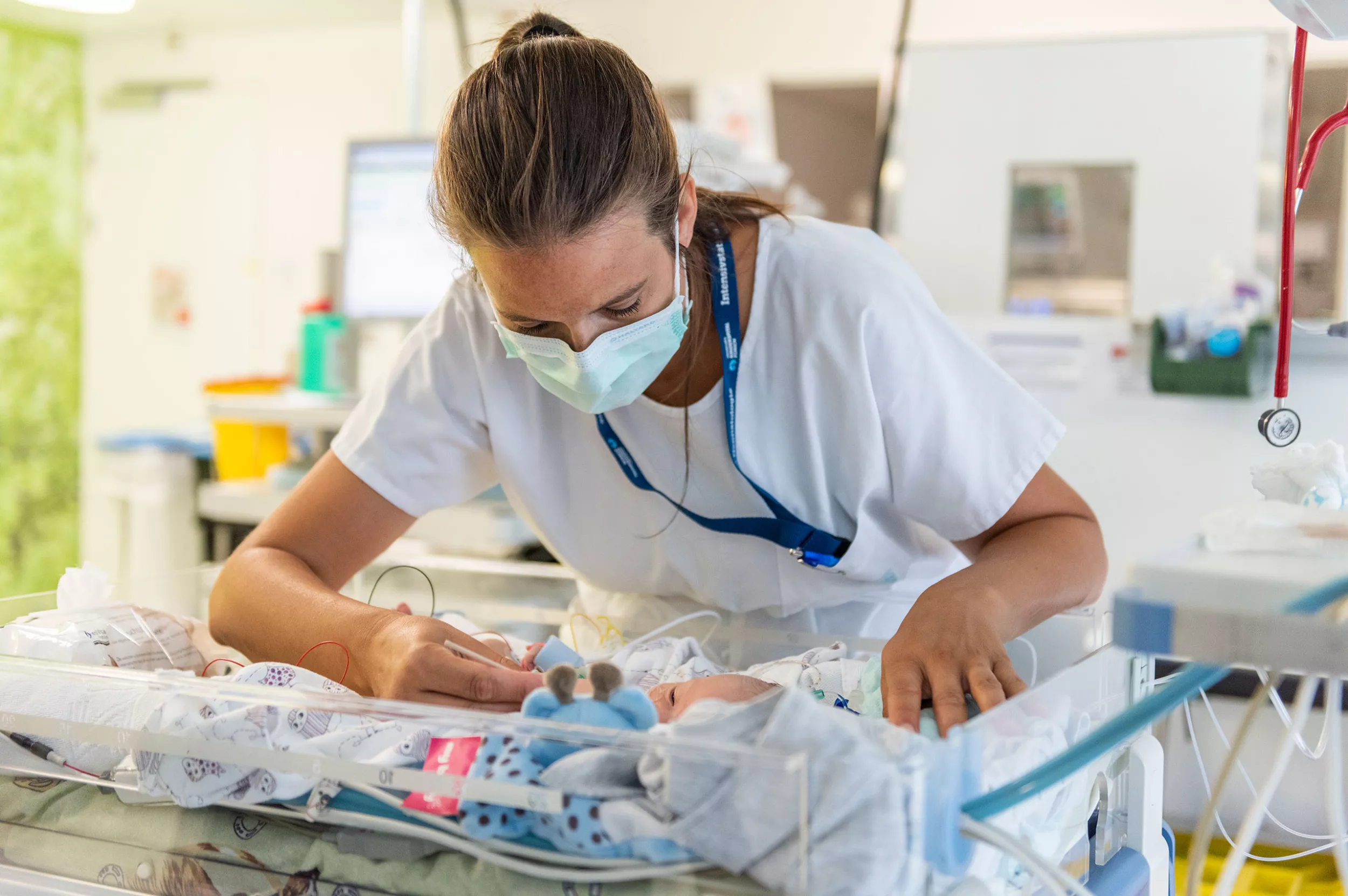 Eine Pflegefachfrau betreut ein Kind auf der Intensivstation während der Coronavirus Pandemie