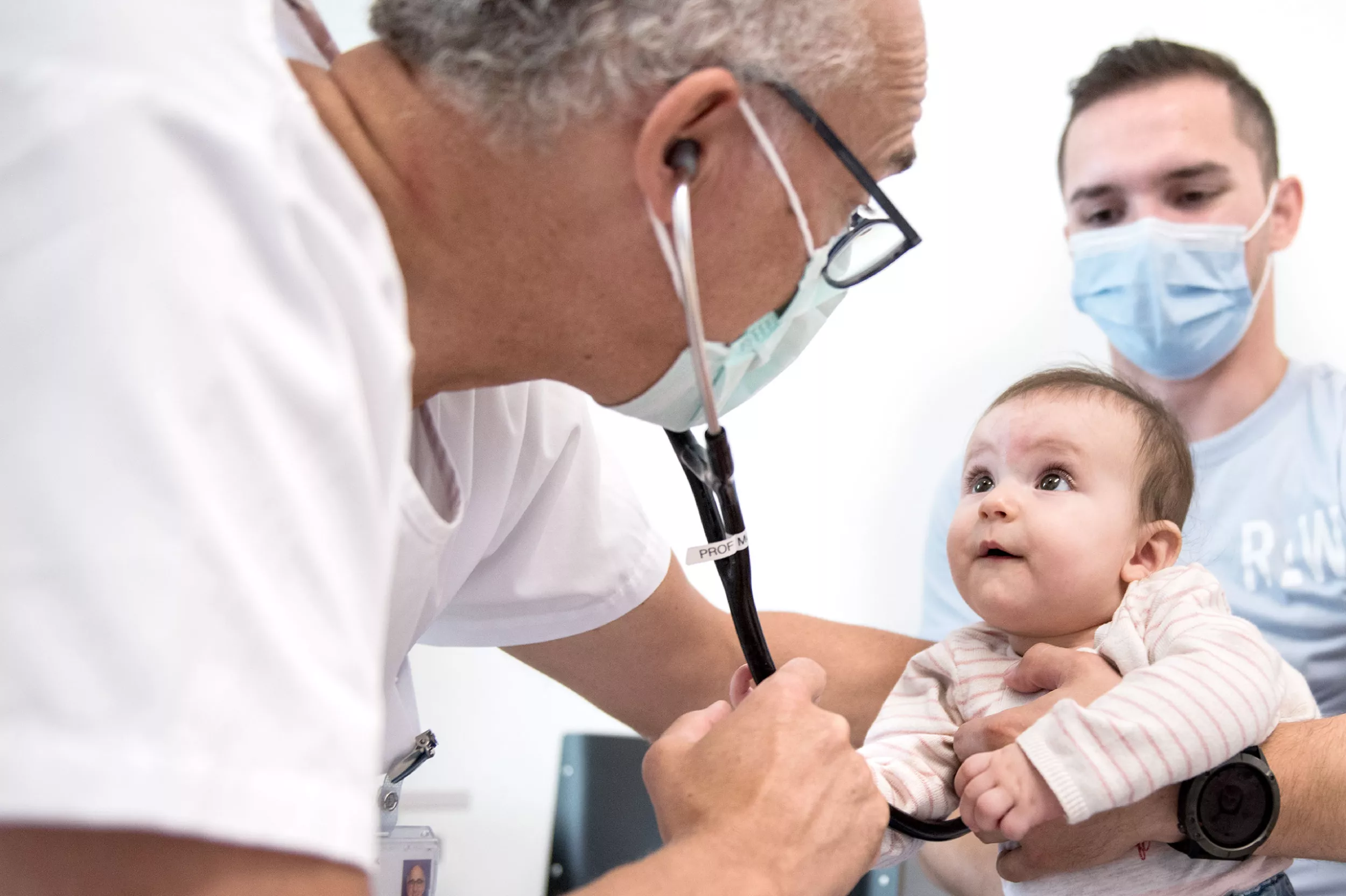 Prof. Möller untersucht Patientin mit Cystischer Fibrose mit dem Stetoskop