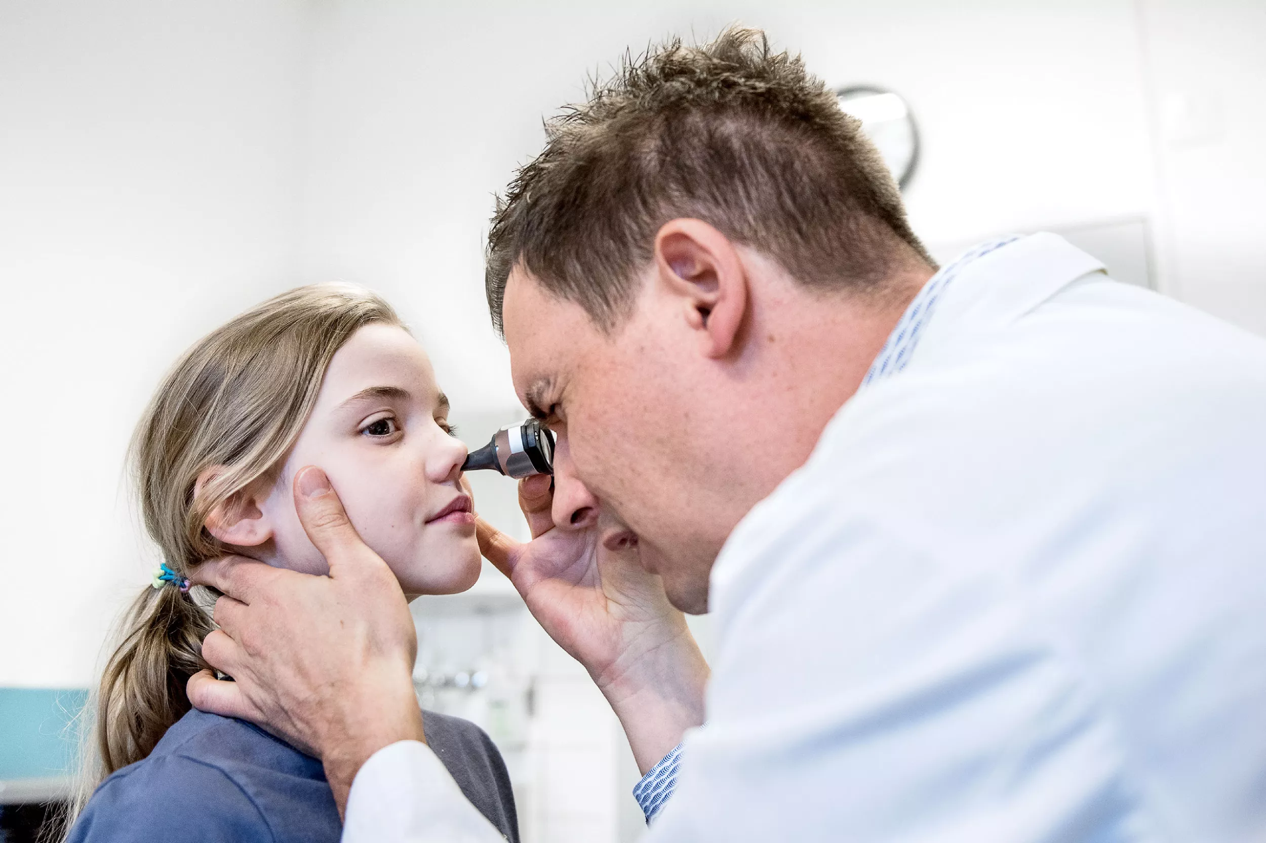 Dr. Jung untersucht eine Patientin mit Cystischer Fibrose mit dem  Otorhinoscope