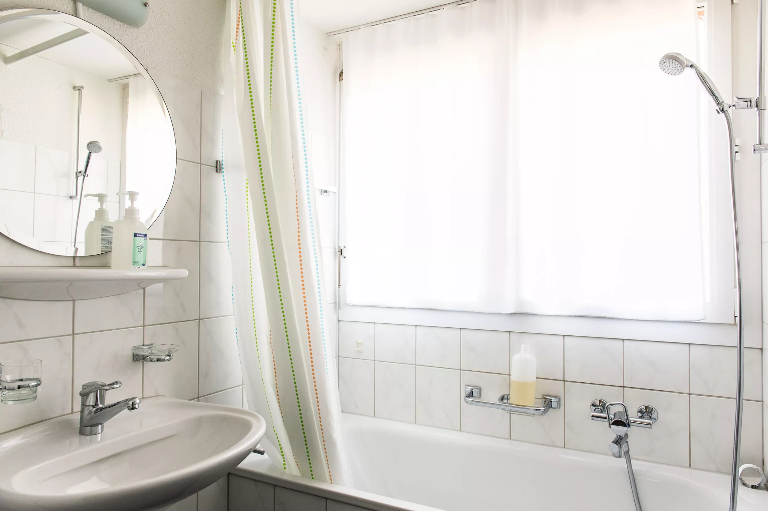 Ein Blick in das Badezimmer des Elternunterkunfts der Kinder-Reha Schweiz