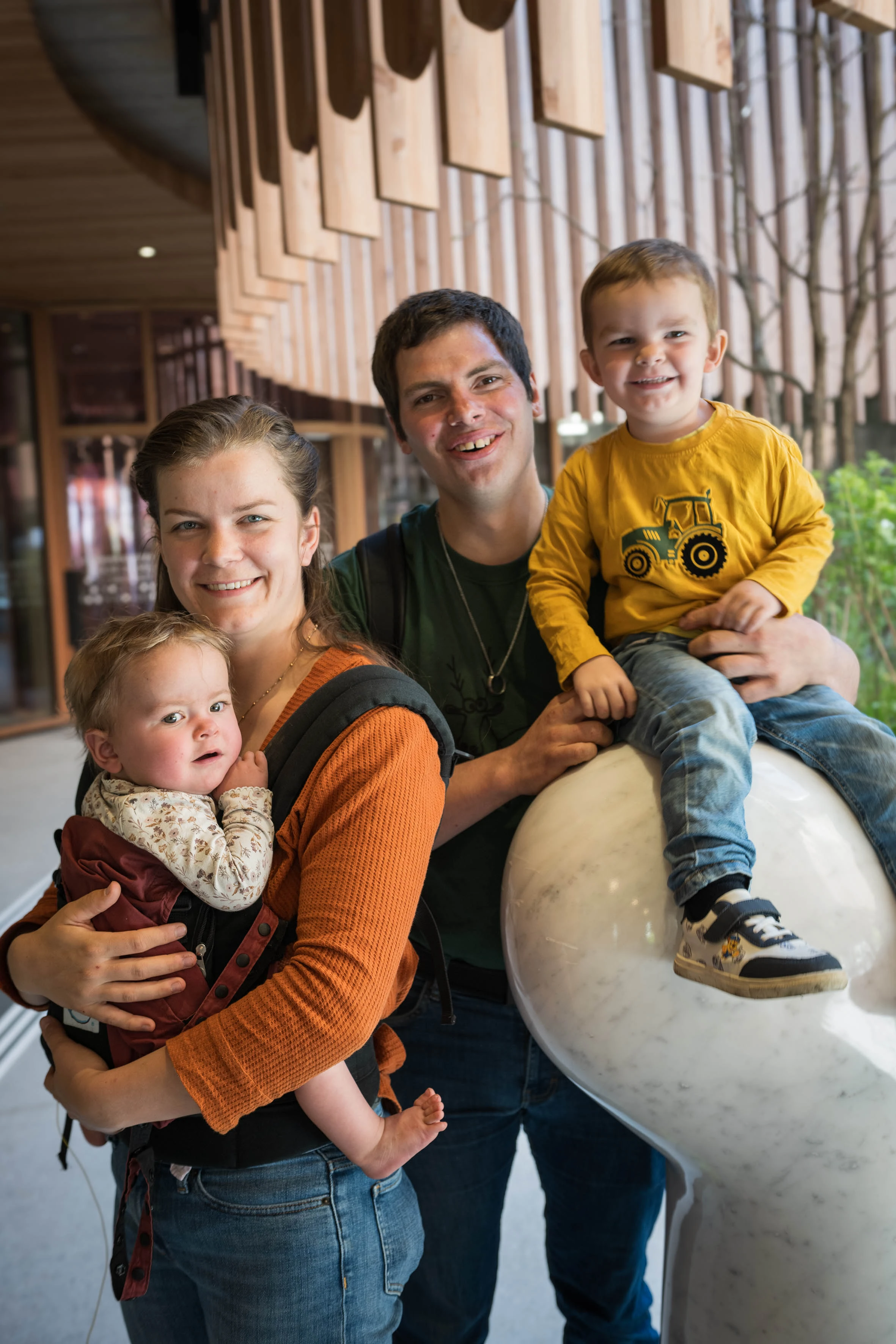 Enolas Familie vor dem Kinderspital