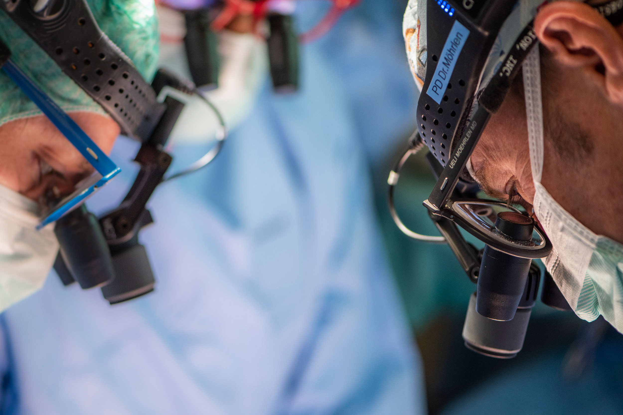 Ein Closeup auf das Gesicht von Ueli Möhrlen während einer Operation