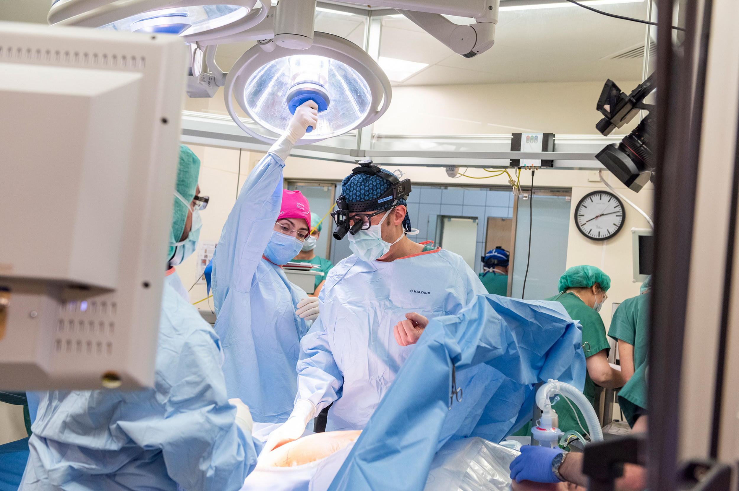 Ein Portrait von den Chirurgen Ueli Möhrlen und Nicole Ochsenbein während einer Operation