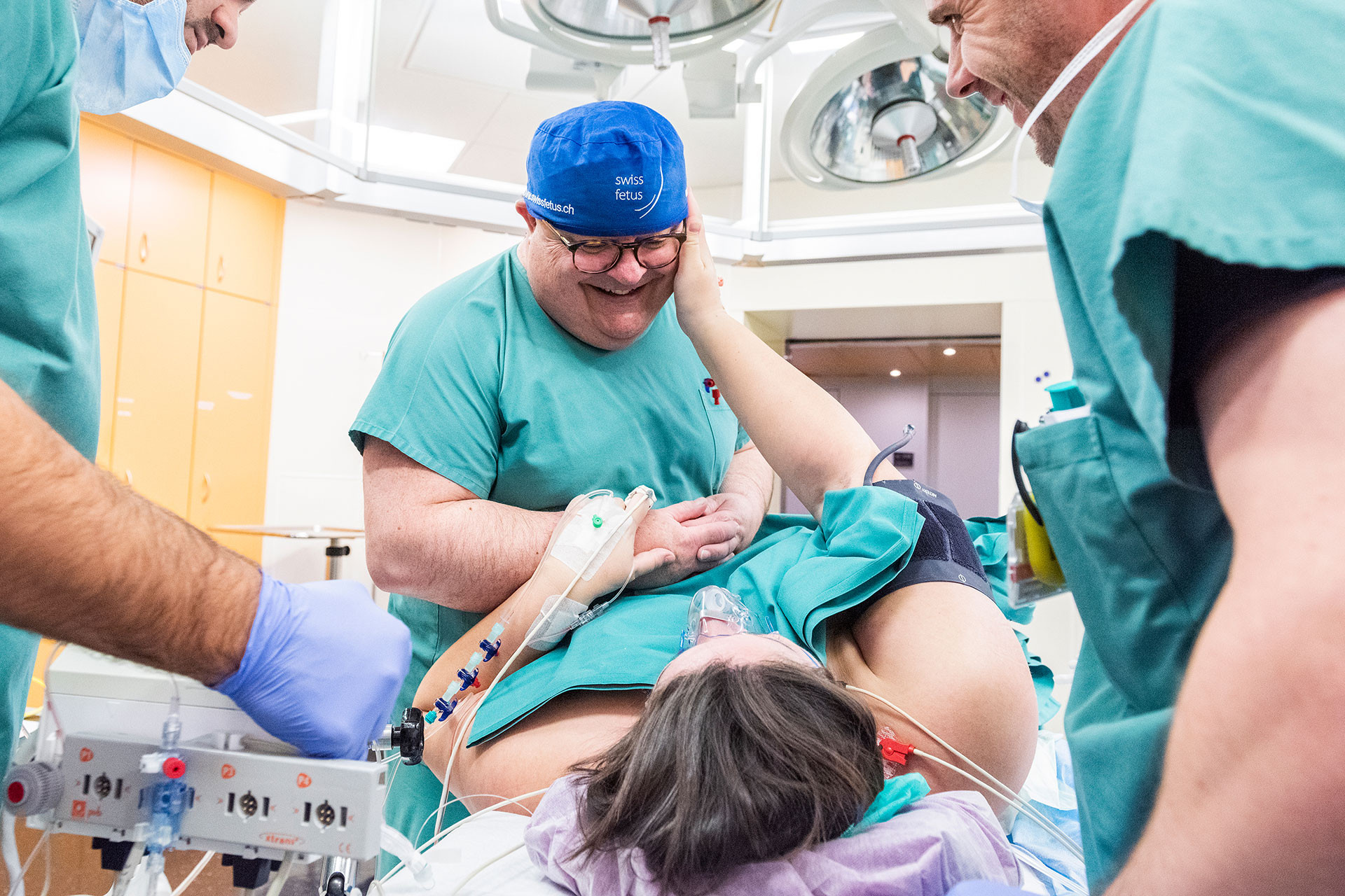 Der Chirurg Martin Meuli schaut einer Patientin nach einer gelungenen Operation in die Augen rein