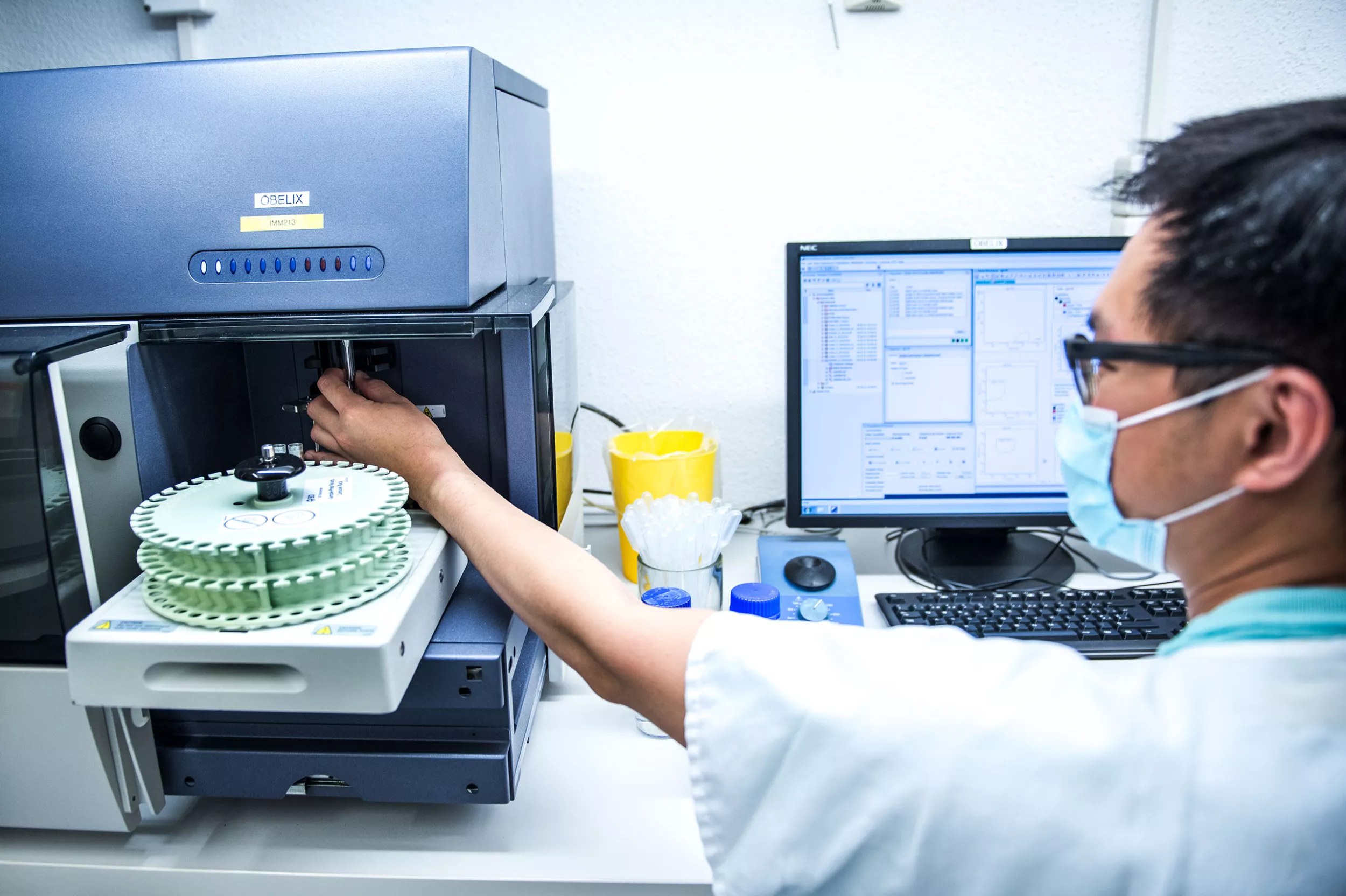 Immunologie Forschungslabor, Laborant im Scanraum mit Gerät Obelix